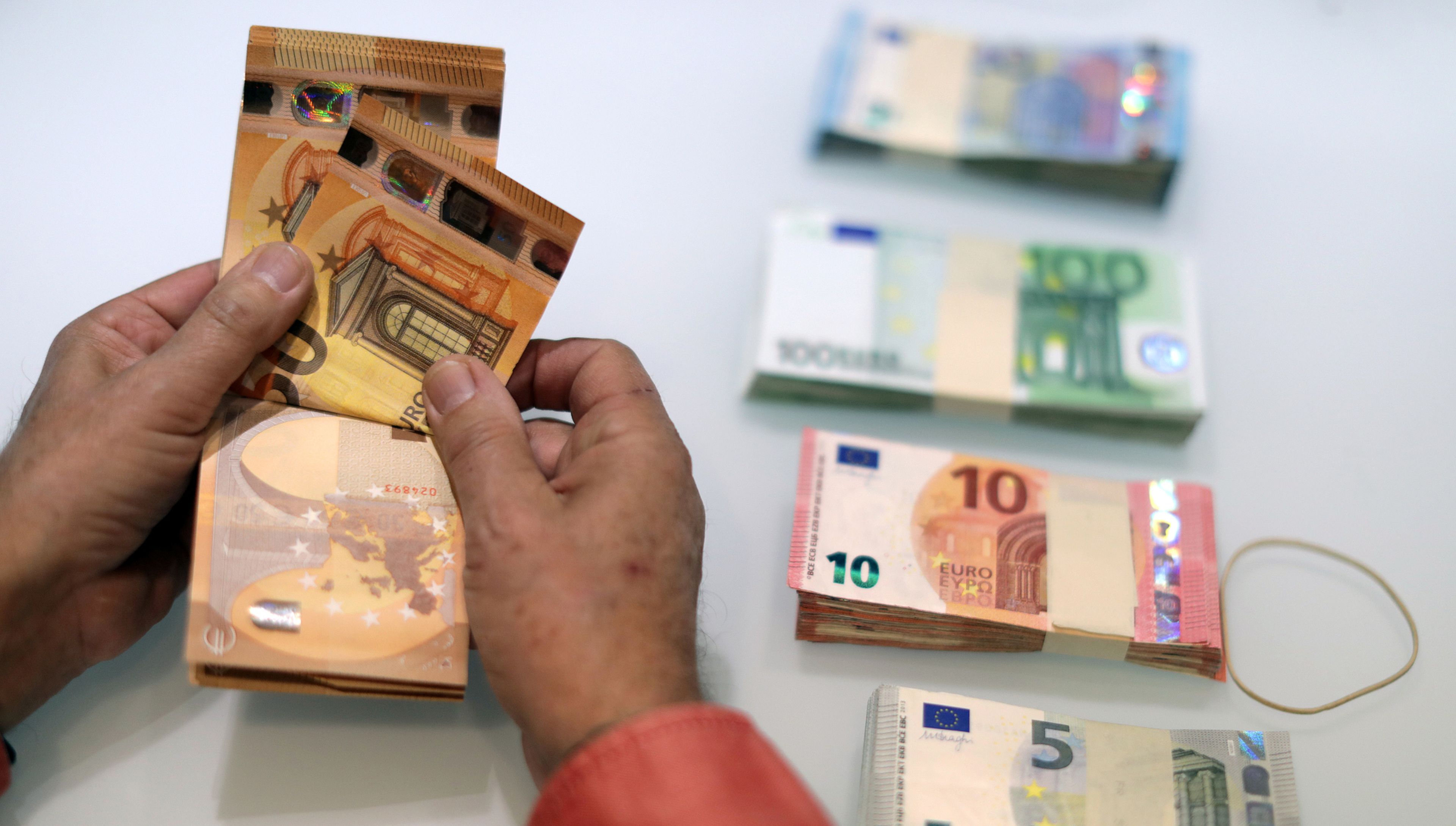 Un tendero cuenta billetes de euro en su tienda en Niza (Francia)