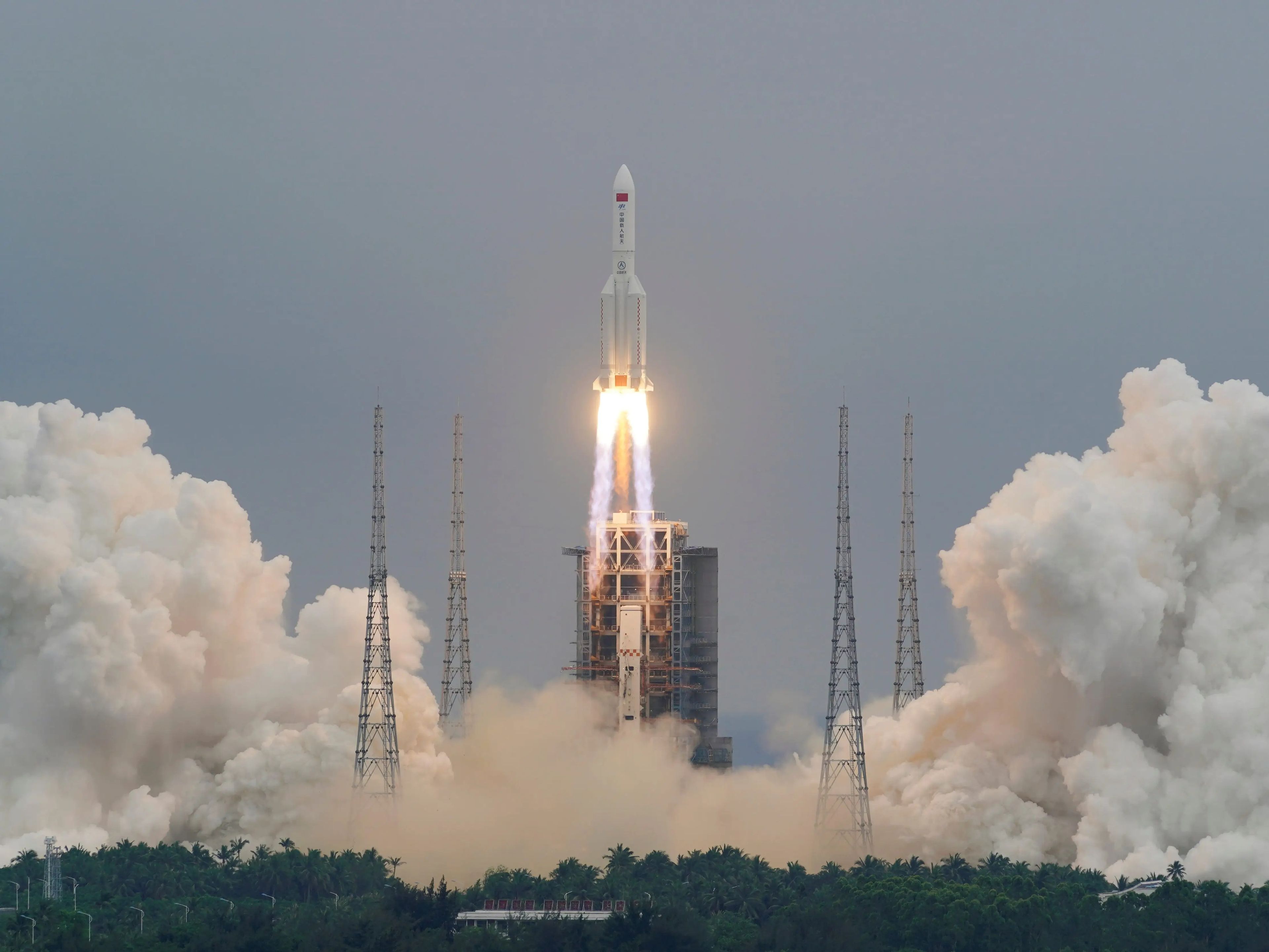 El cohete Long March-5B Y2, que transporta el módulo central de la estación espacial china Tianhe, despega del Centro de Lanzamiento Espacial de Wenchang, en la provincia china de Hainan, el 29 de abril de 2021.