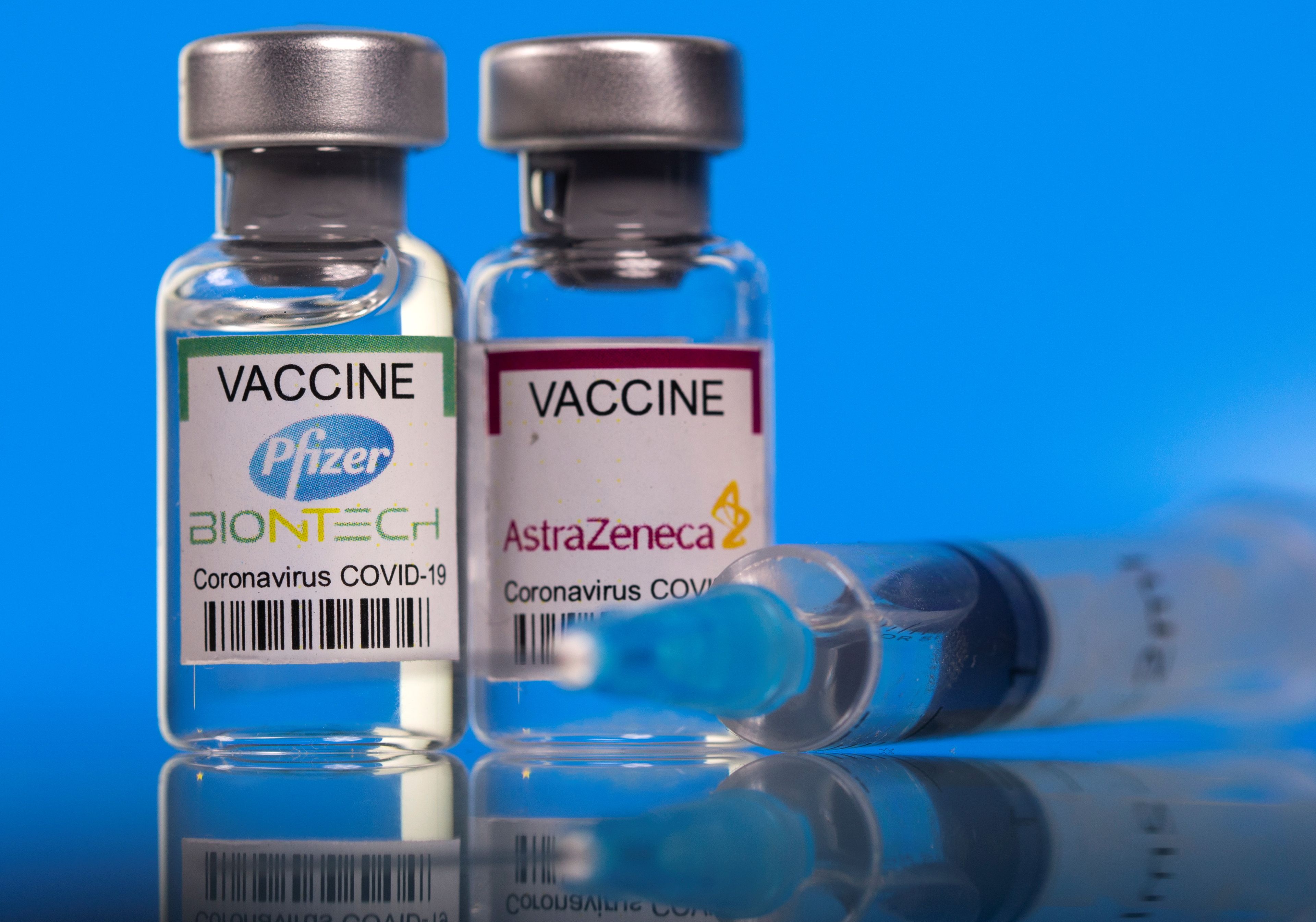 Viales de las vacunas de Pfizer y AstraZeneca