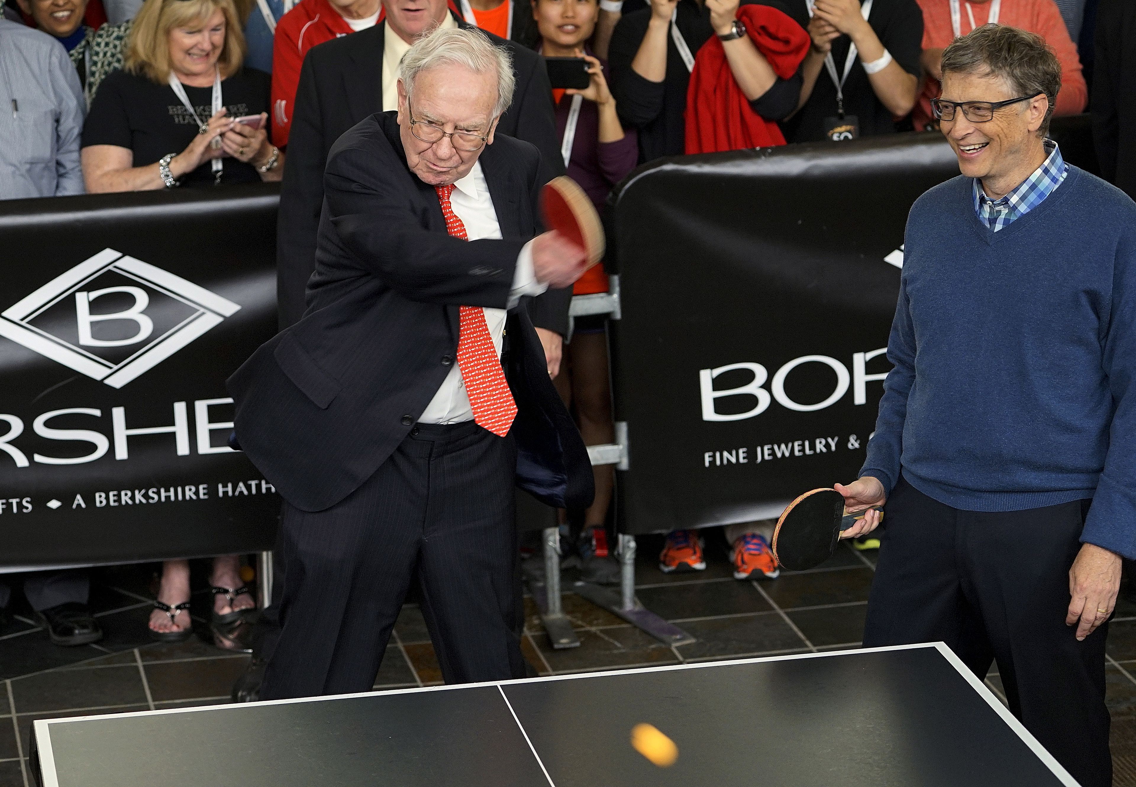 Warren Buffett y Bill Gates jugando al tenis de mesa