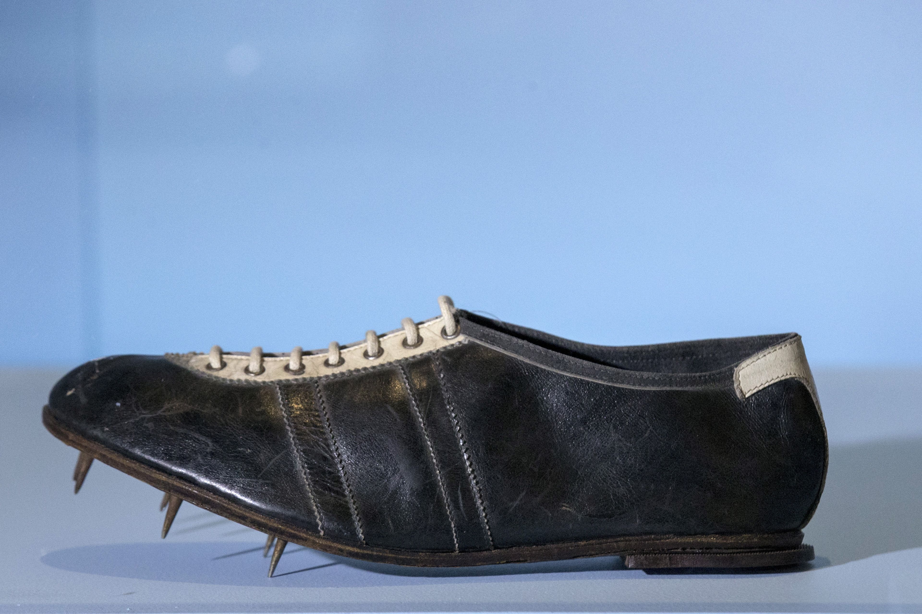 Una de las zapatillas Adidas con las que Owens triunfó en los Juegos Olímpicos (Reuters)