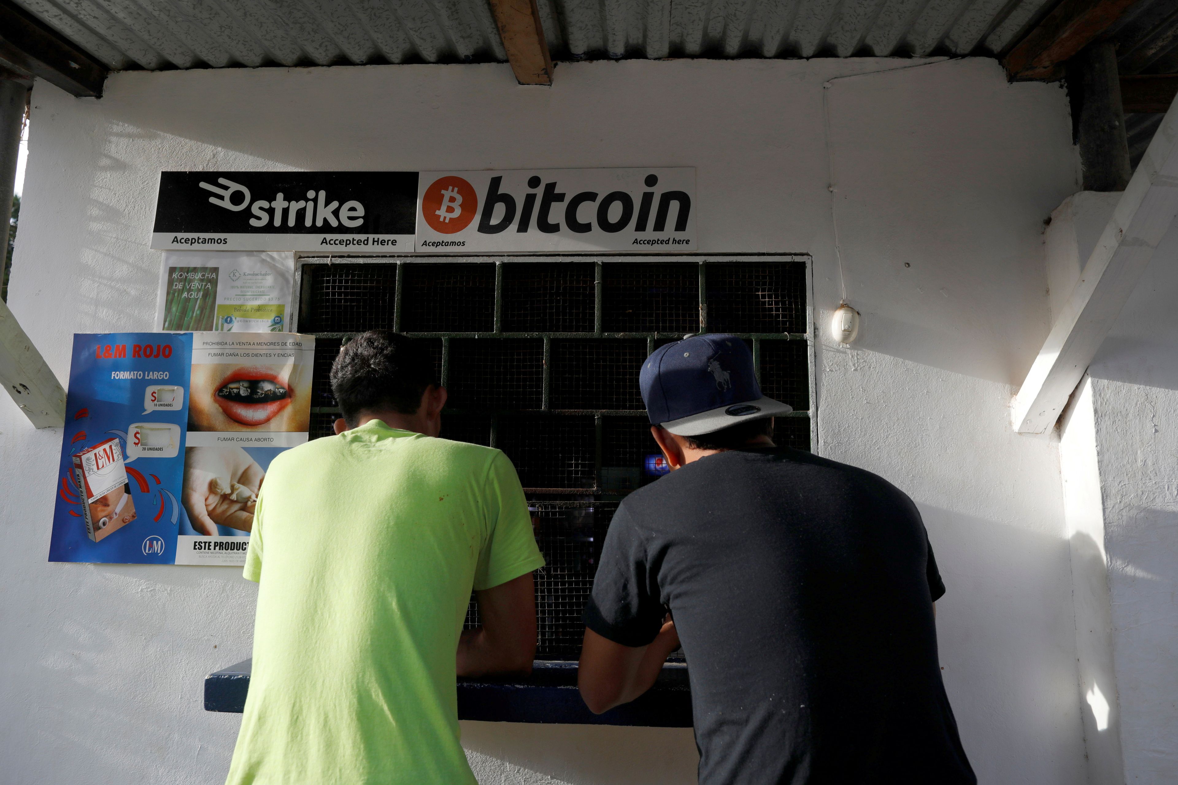 2 personas en una tienda en El Salvador que acepta Bitcoin.