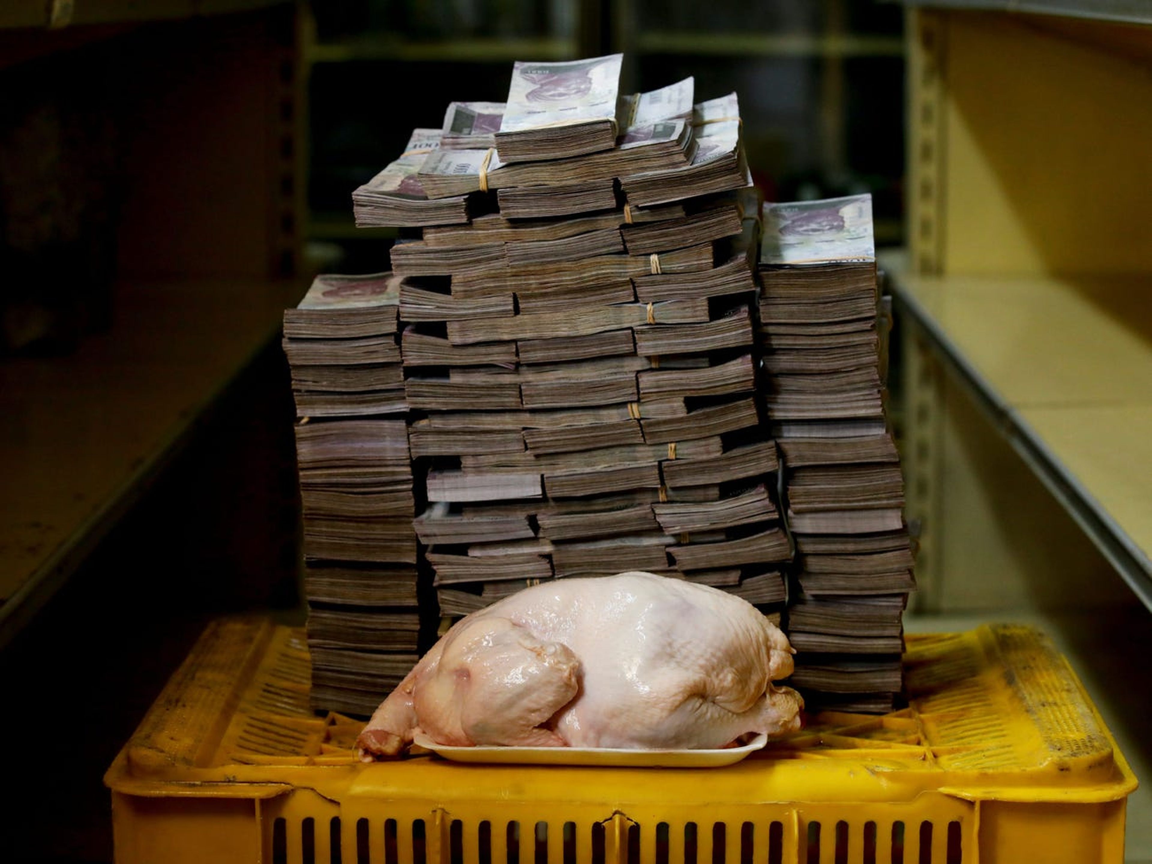 En 2018, un pollo de 2 kilos en Caracas costaba 14,6 millones de bolívares, el equivalente a 1,83 euros.