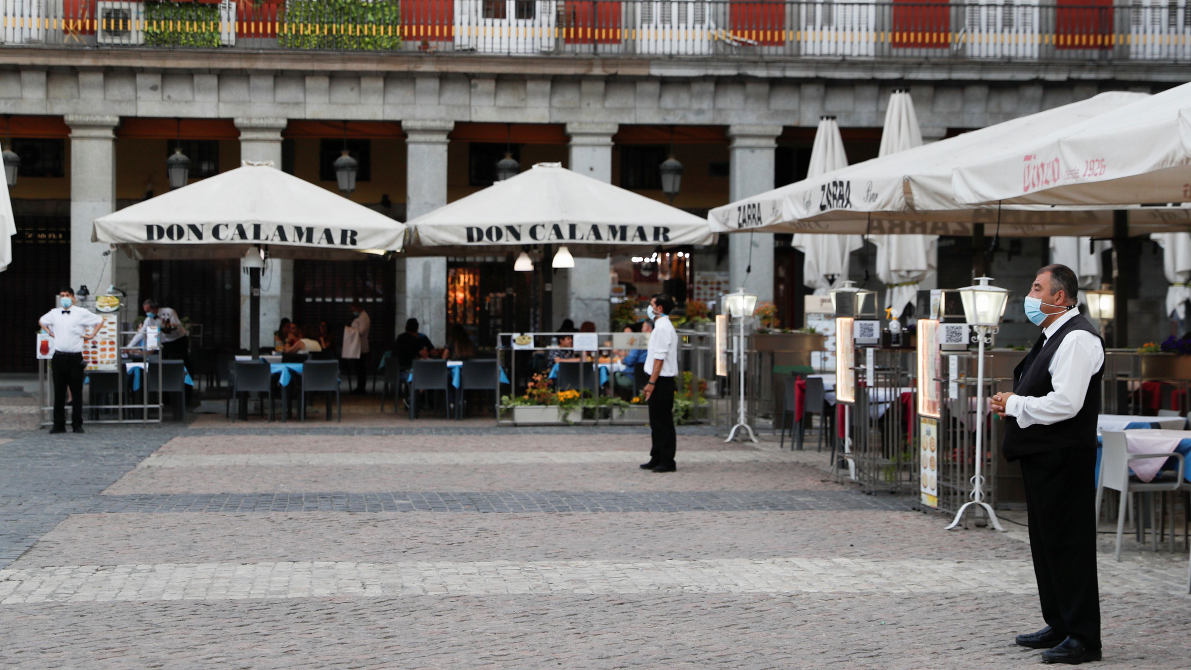 3 camareros esperan clientes en terrazas de la Plaza Mayor de Madrid
