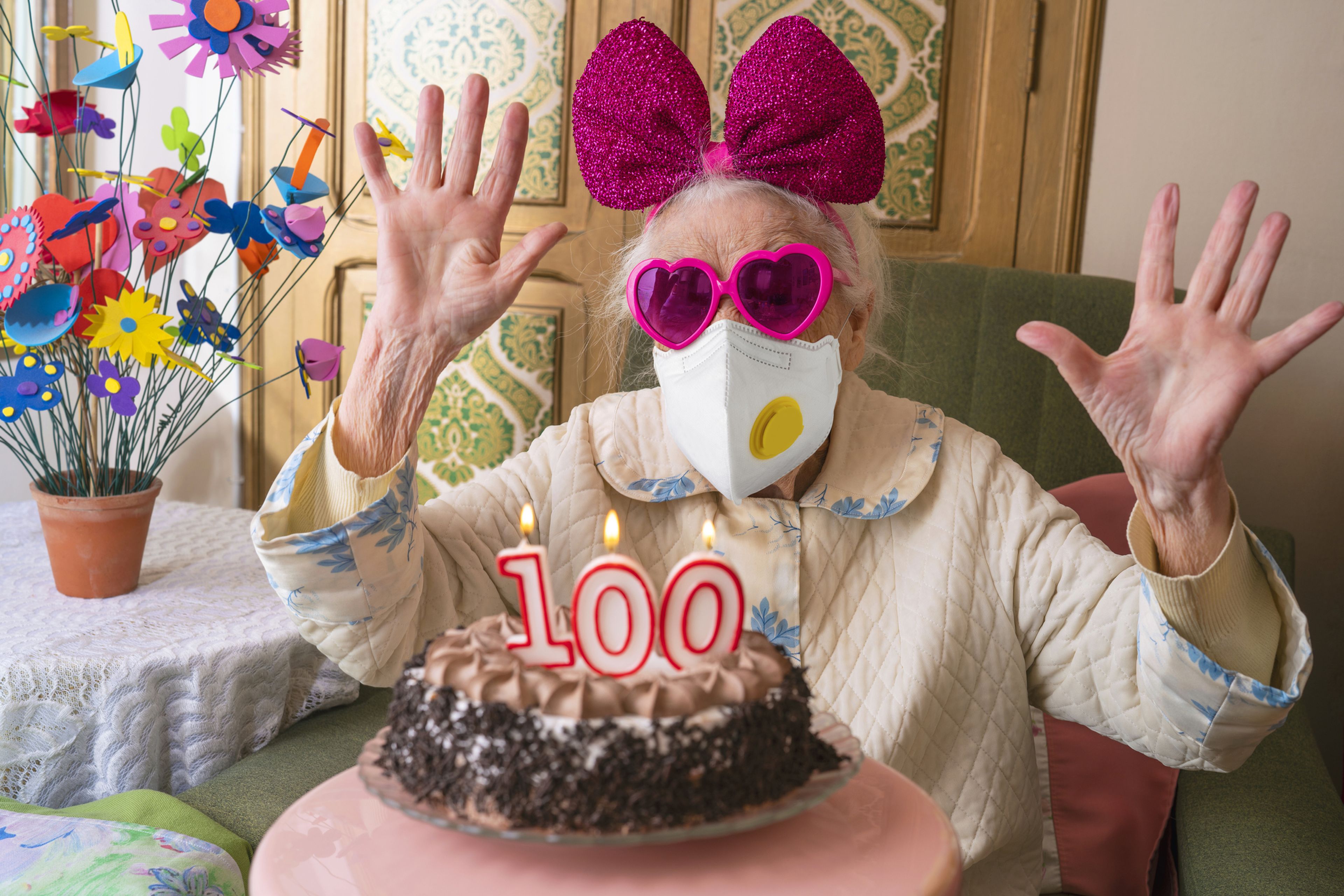 anciana celebrando 100 años