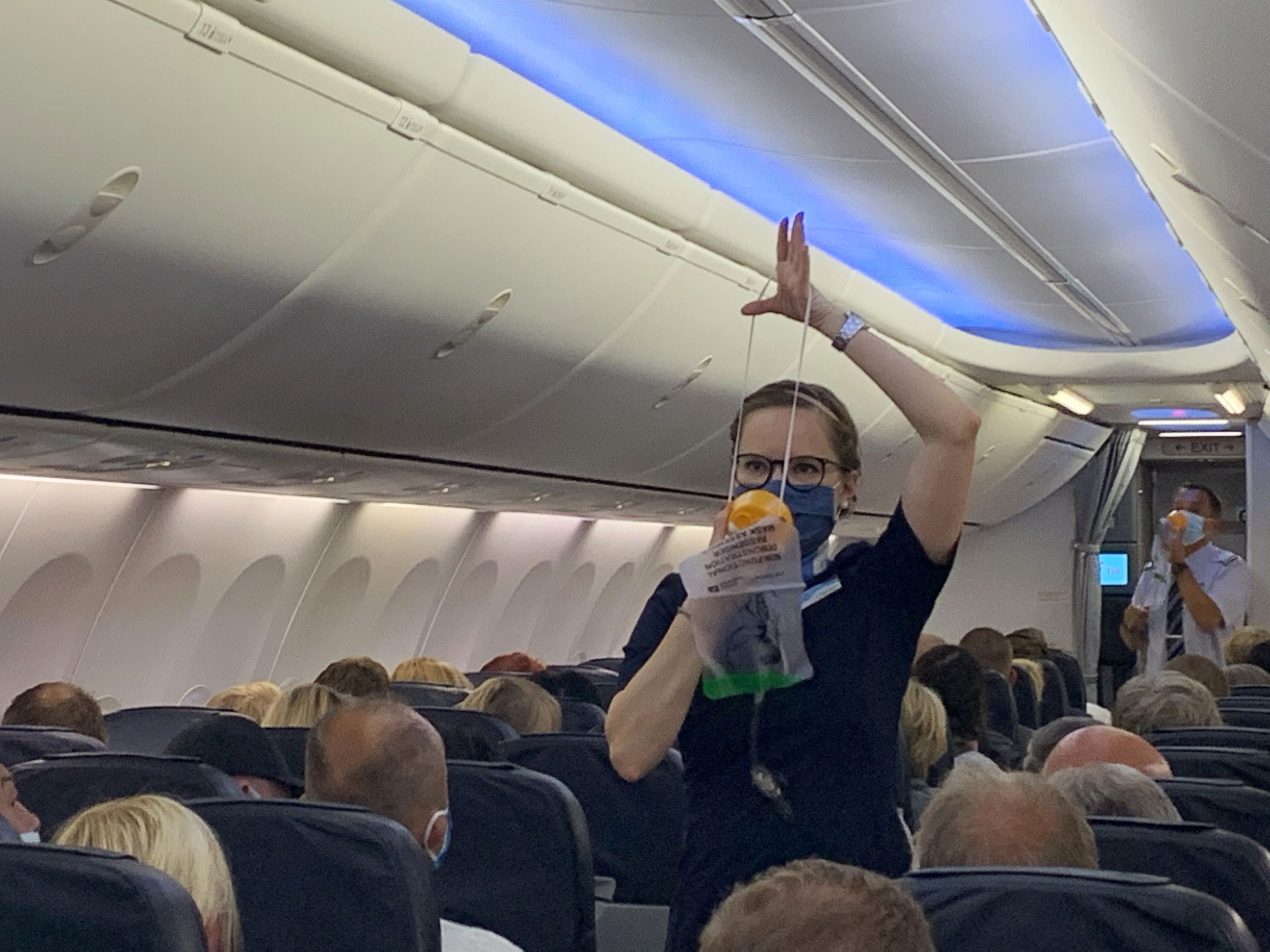 Una azafata en un avión