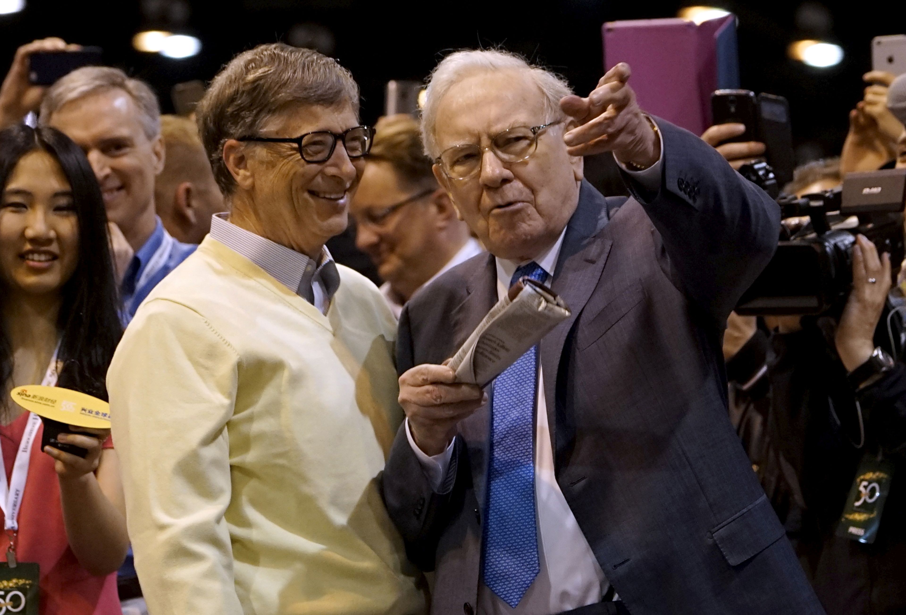 Bill Gates y Warren Buffett charlando