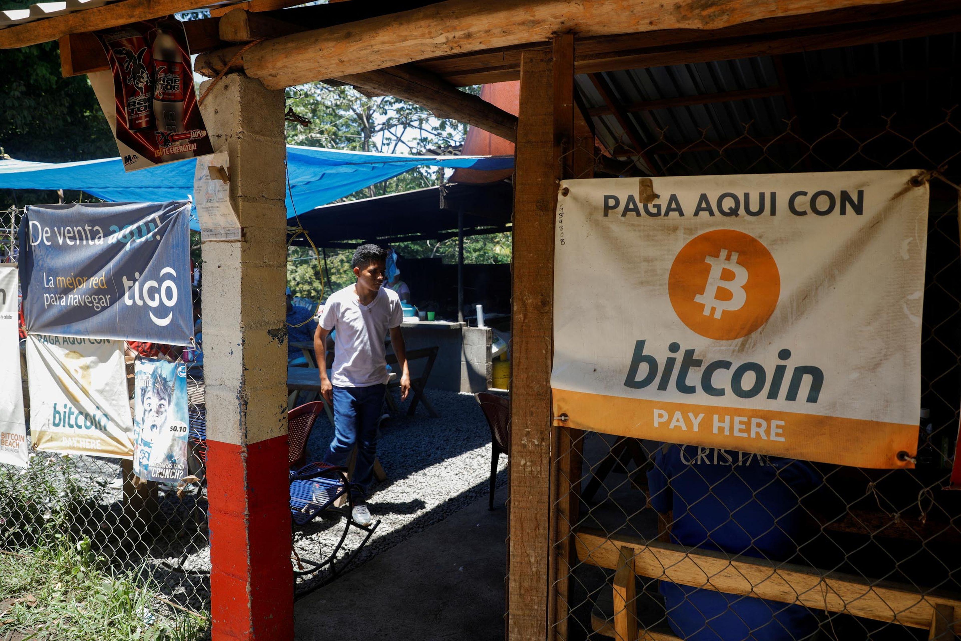 Un negocio en El Salvador ofrece pagar con bitcoin. José Cabezas/Reuters