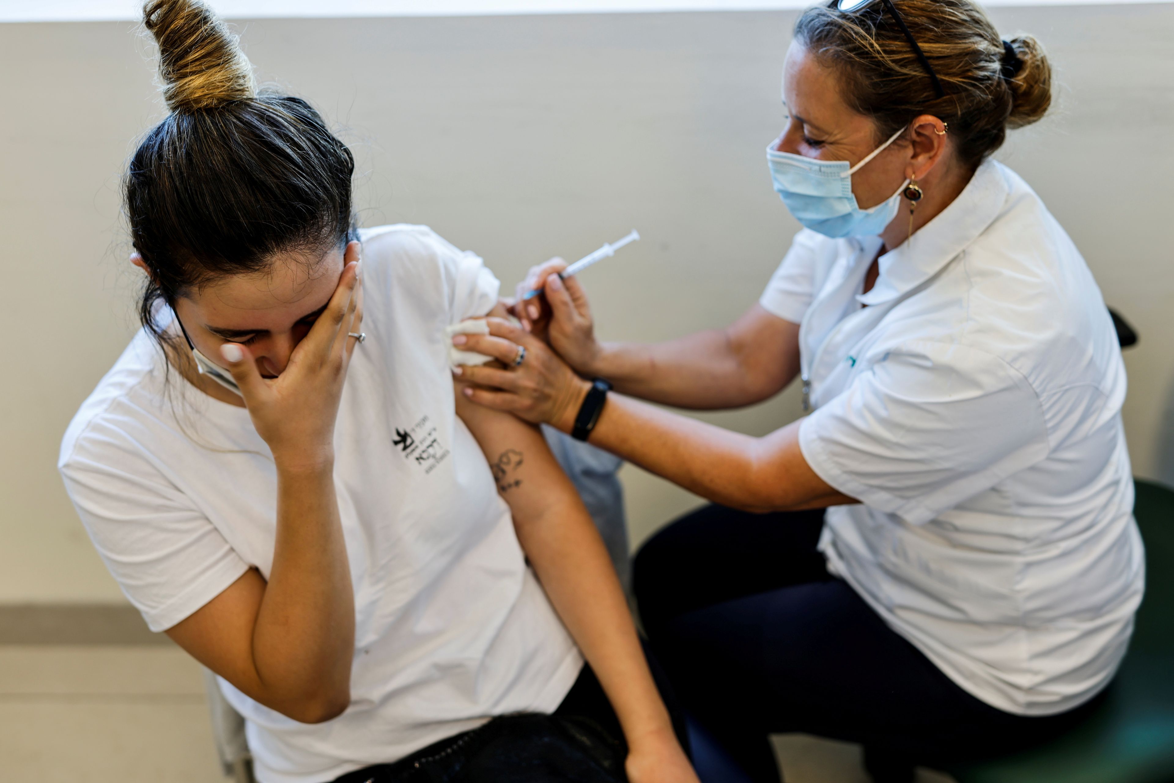 Una chica recibe una vacuna contra el COVID-19.