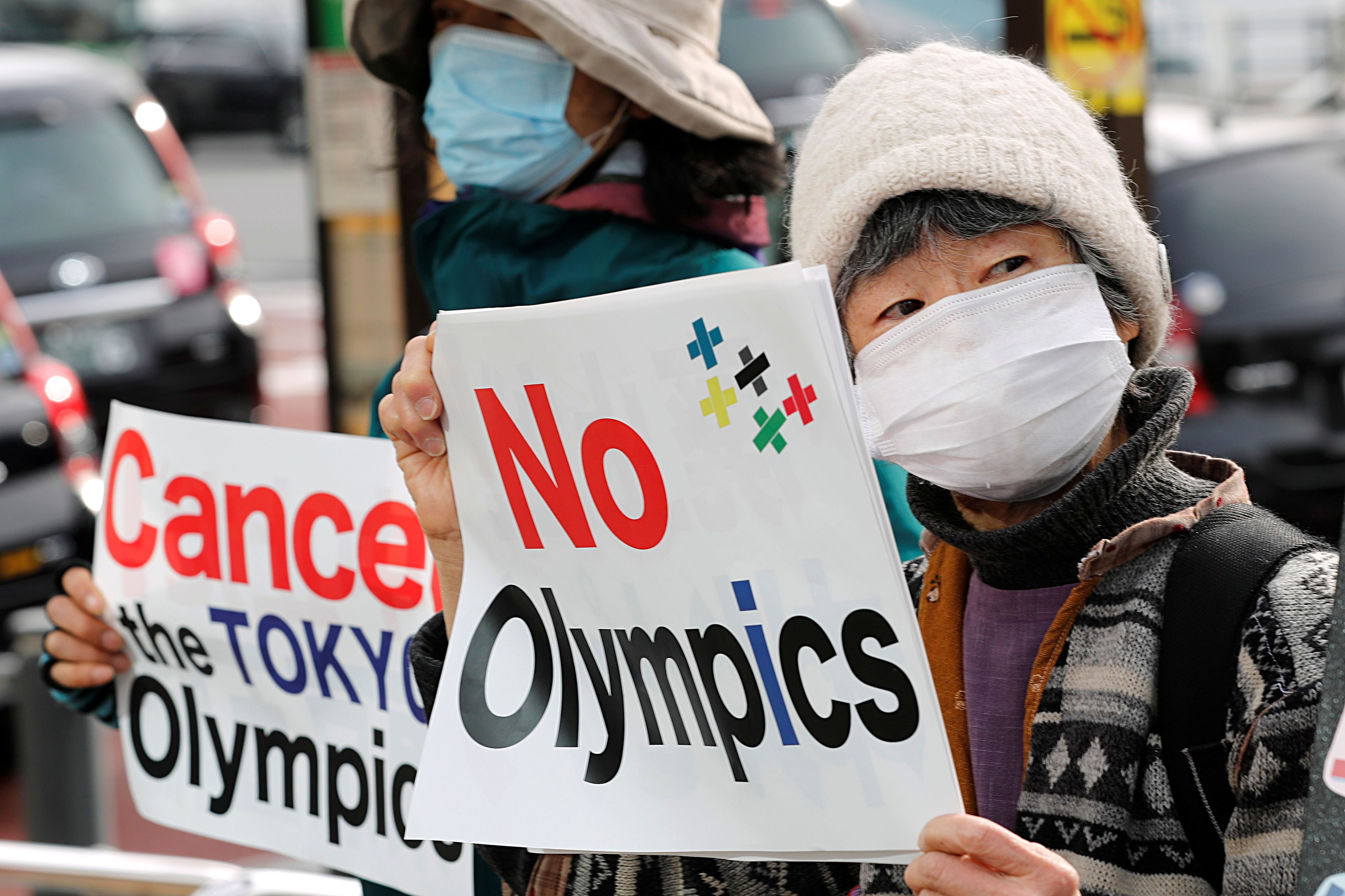 Una ciudadana japonesa protesta ante la celebración de los JJOO.