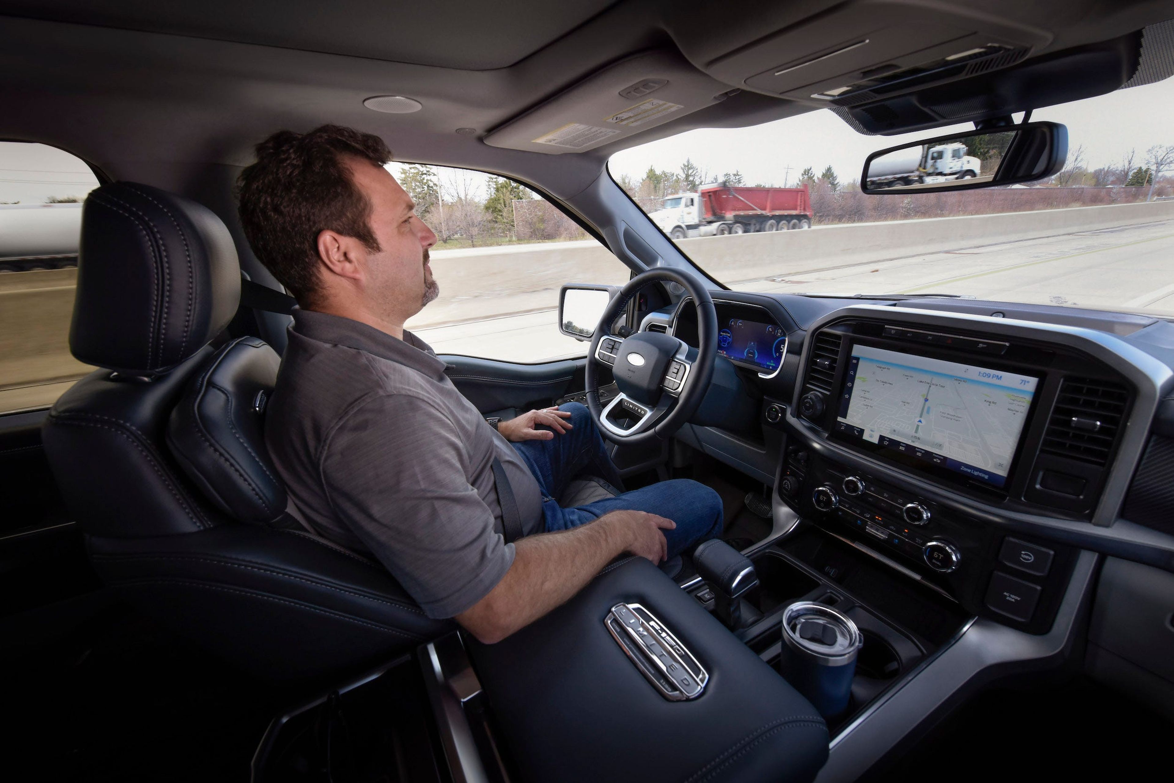 El Ford BlueCruise anuncia la "conducción sin manos". Los expertos dicen que eso da a los conductores una idea equivocada.