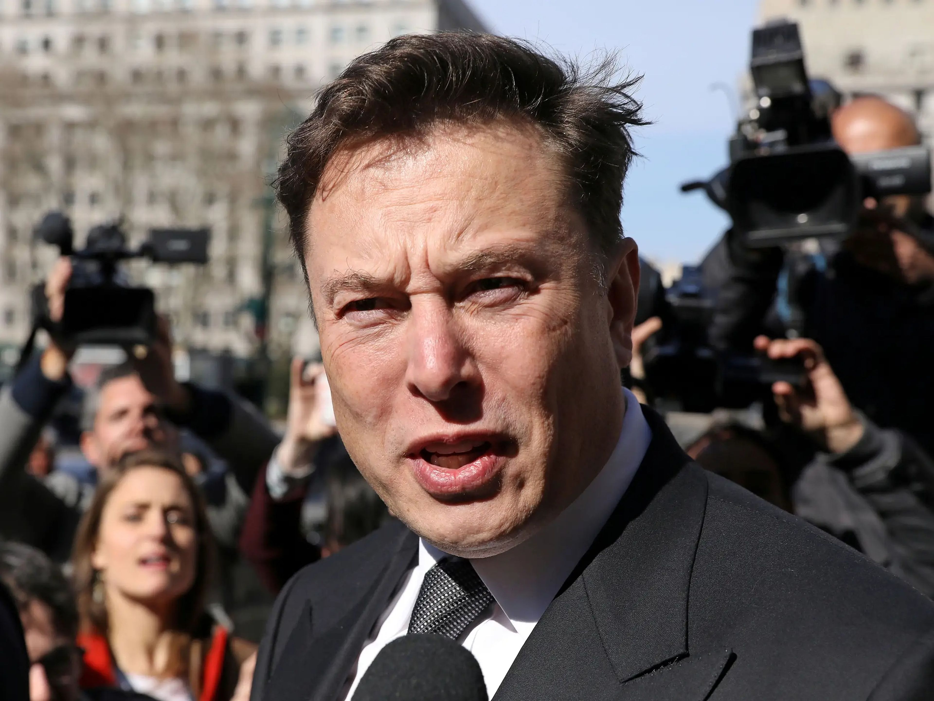 El CEO de Tesla, Elon Musk, abandona el tribunal federal de Manhattan después de una audiencia sobre su acuerdo de fraude con la Comisión de Bolsa y Valores (SEC) en la ciudad de Nueva York, Estados Unidos, el 4 de abril de 2019.