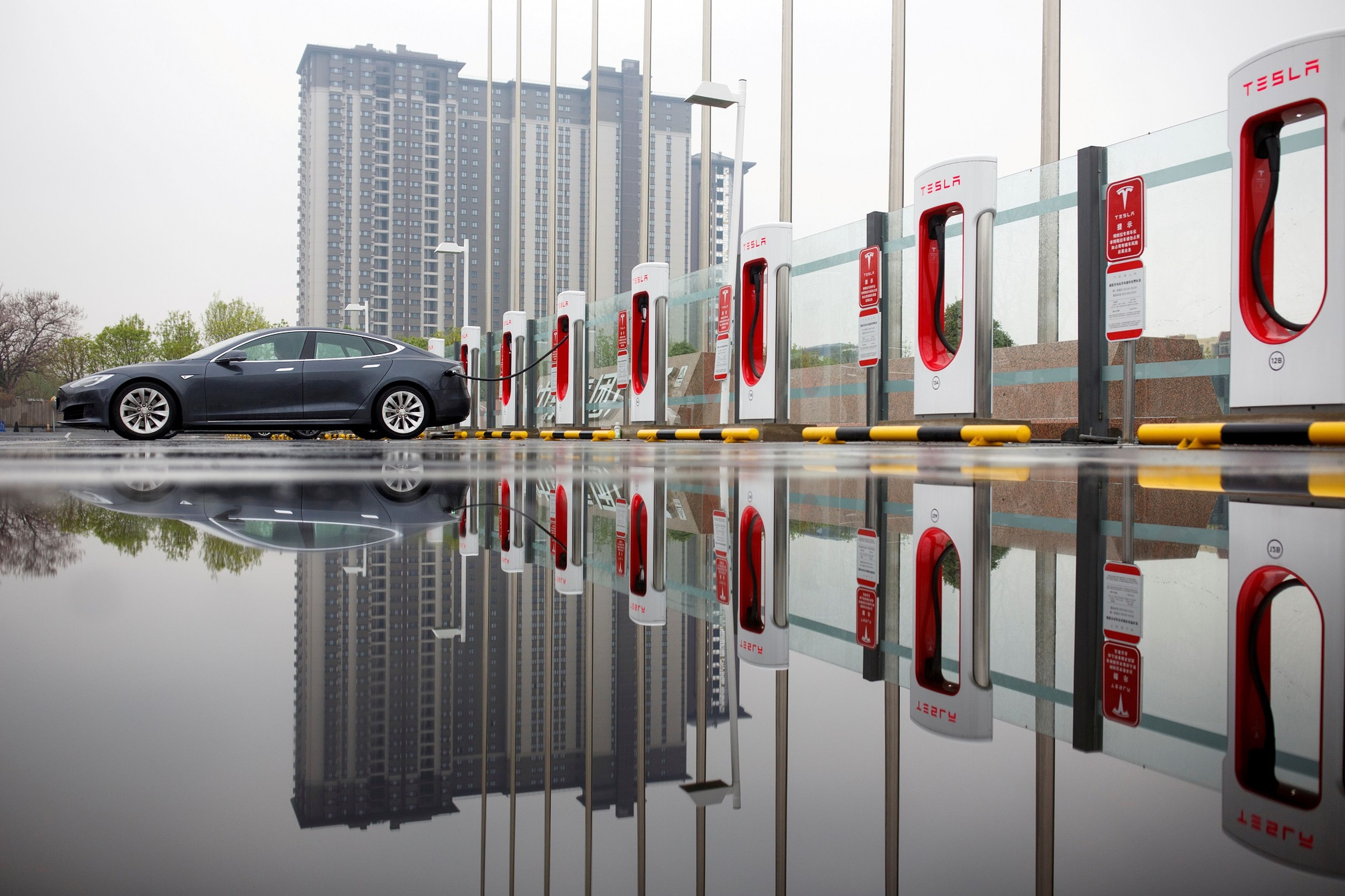 Una estación de supercargadores de Tesla en Pekín (China)