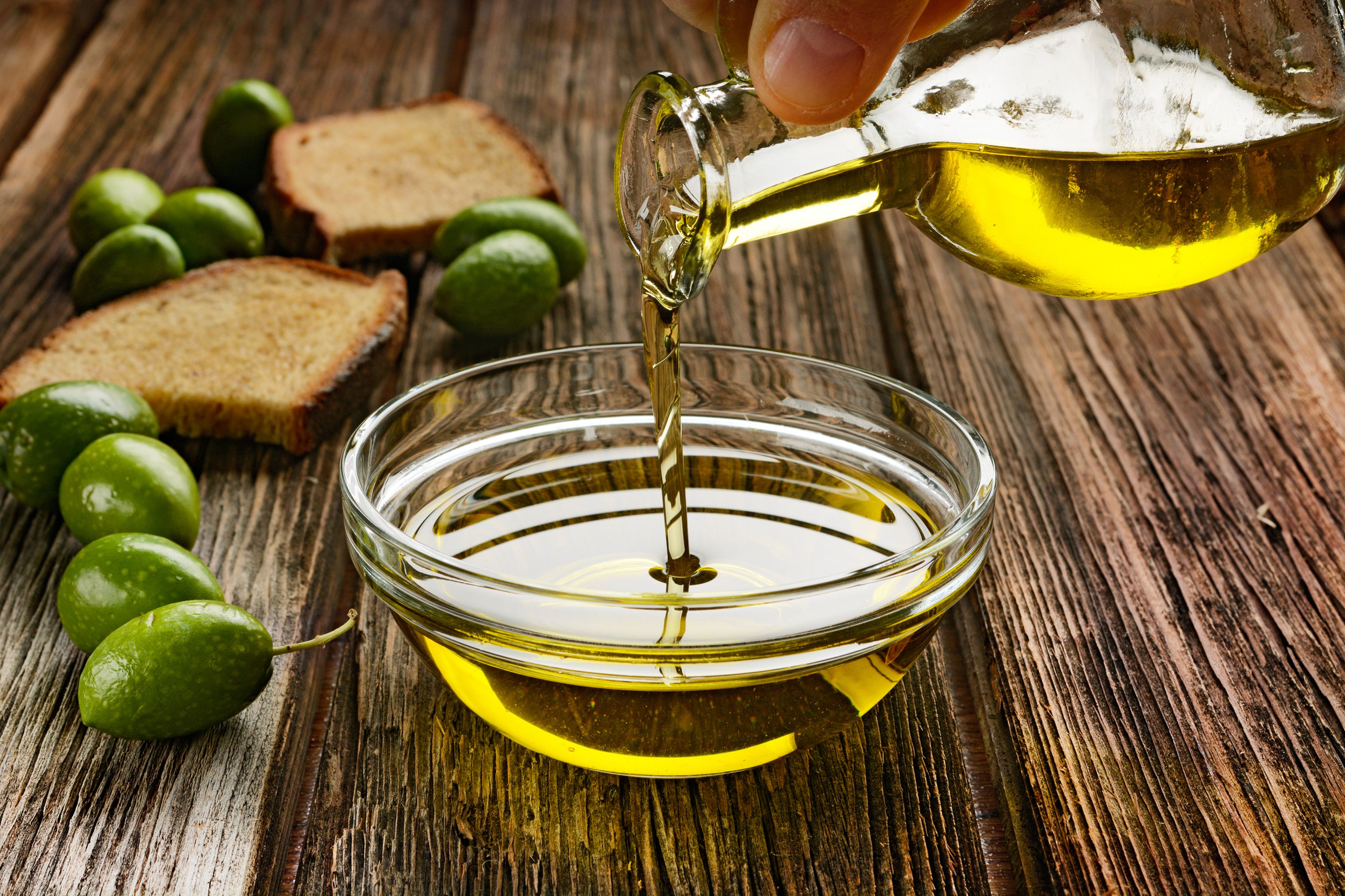 Estos son los peores aceites de oliva virgen extra de los supermercados, según la OCU; los de Lidl y La Española, entre los señalados
