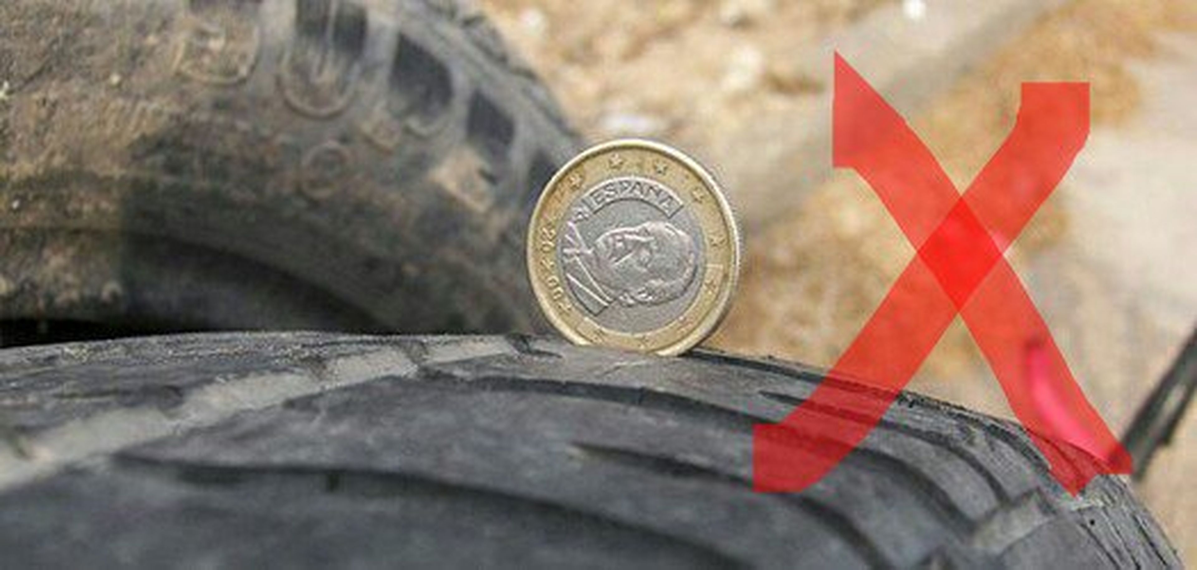 La foto utilizada por la Guardia Civil para enseñar el truco con el que comprobar el estado de los neumáticos.
