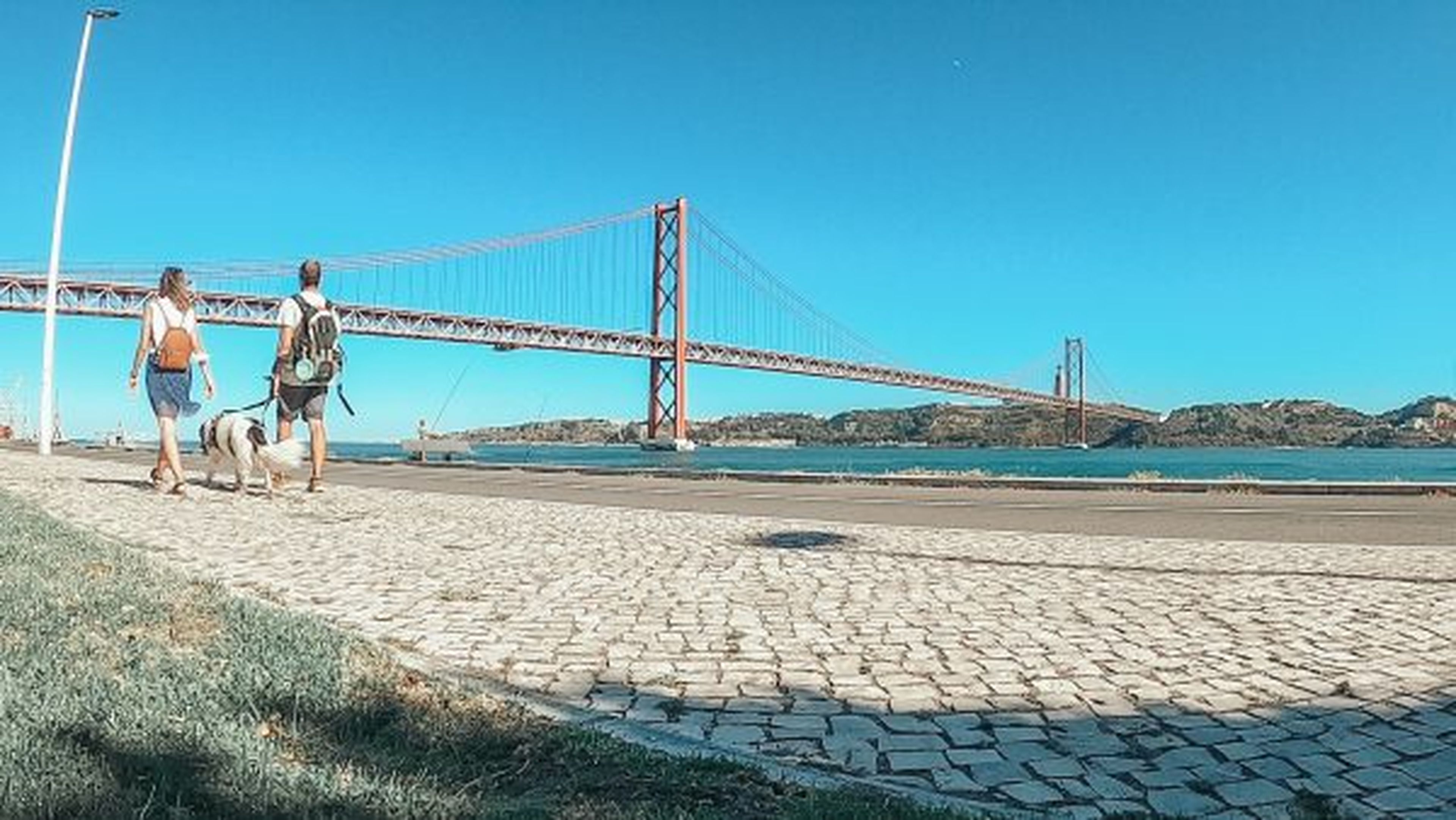 El equipo de 'Galaventura' en el Puente rojo 25 de abril de Portugal, el puente colgante más largo de Europa.