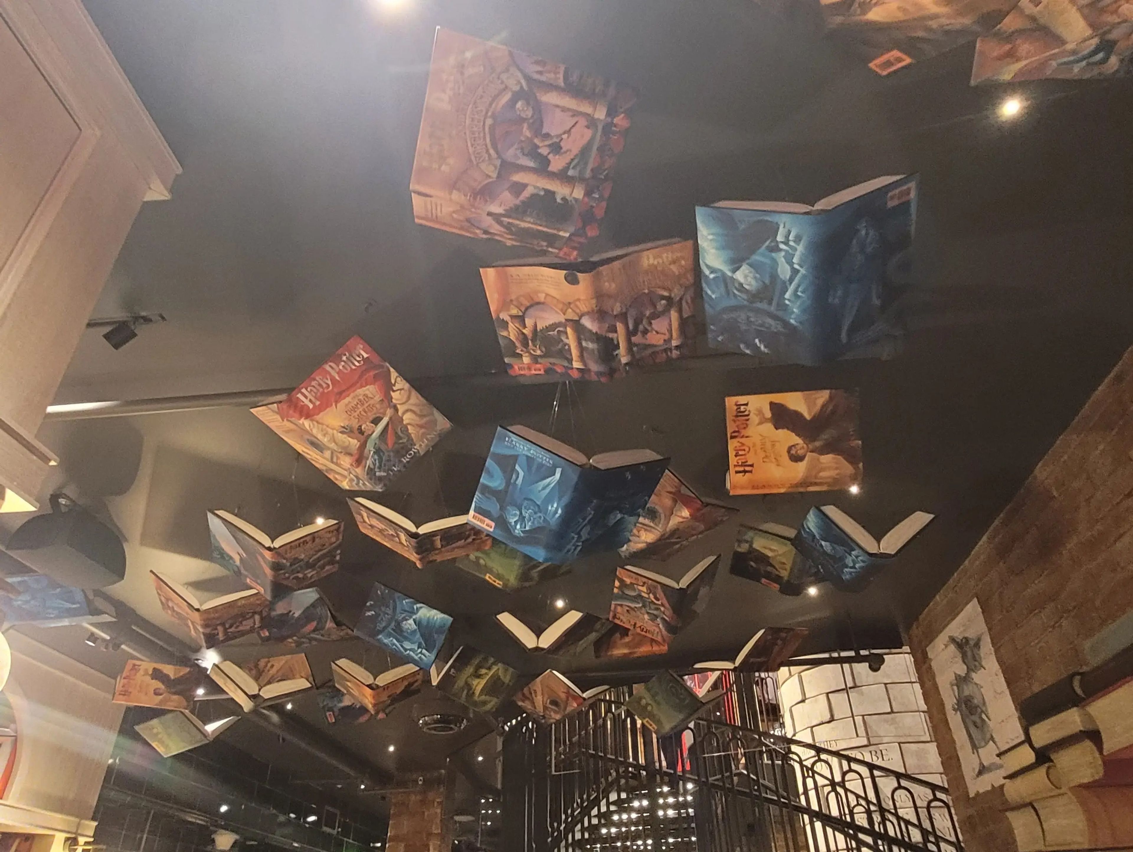 Había copias de todos los ejemplares de 'Harry Potter' colgadas del techo.