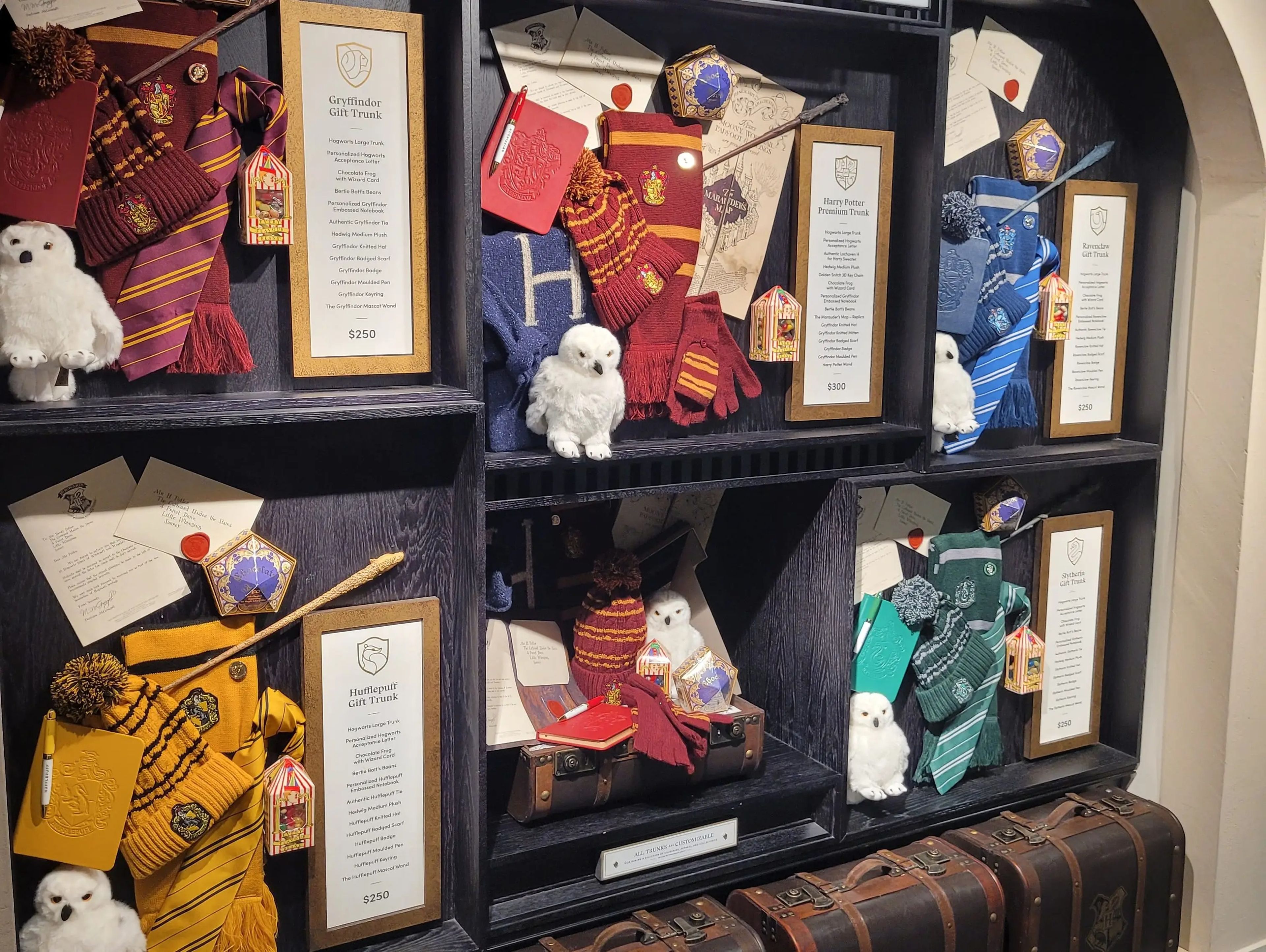 La tienda vende cartas personalizadas de Hogwarts.