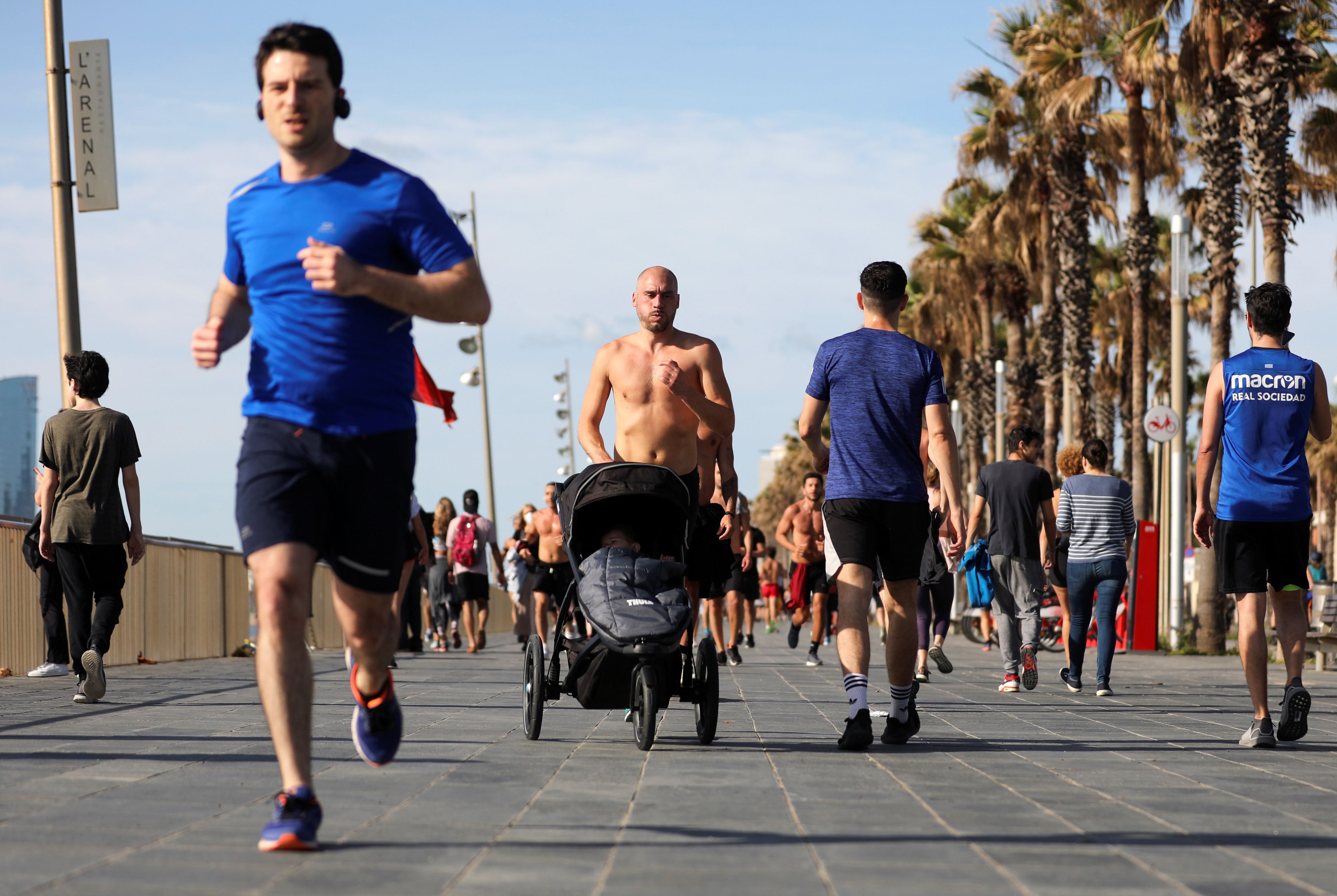 Un hombre corriendo en Barcelona