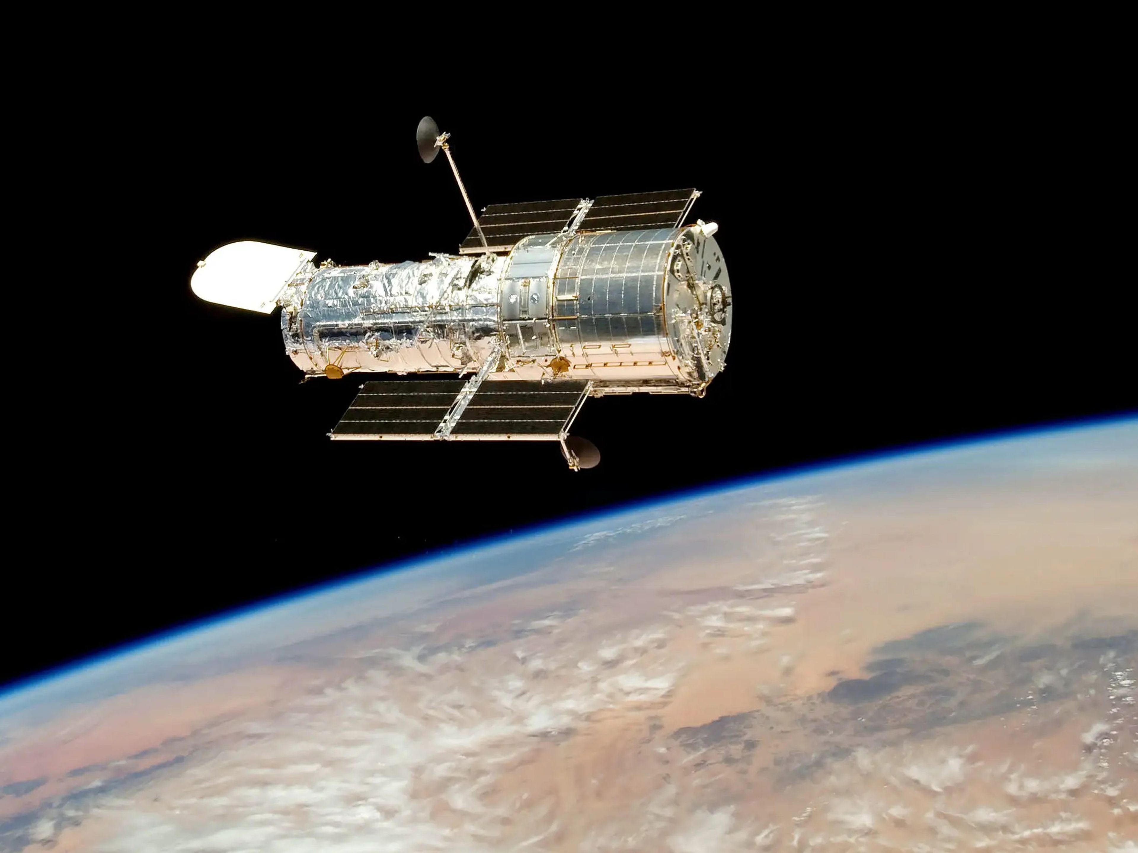 El Telescopio Espacial Hubble orbitando la Tierra poco después de que los astronautas de la NASA repararan el observatorio en mayo de 2009.