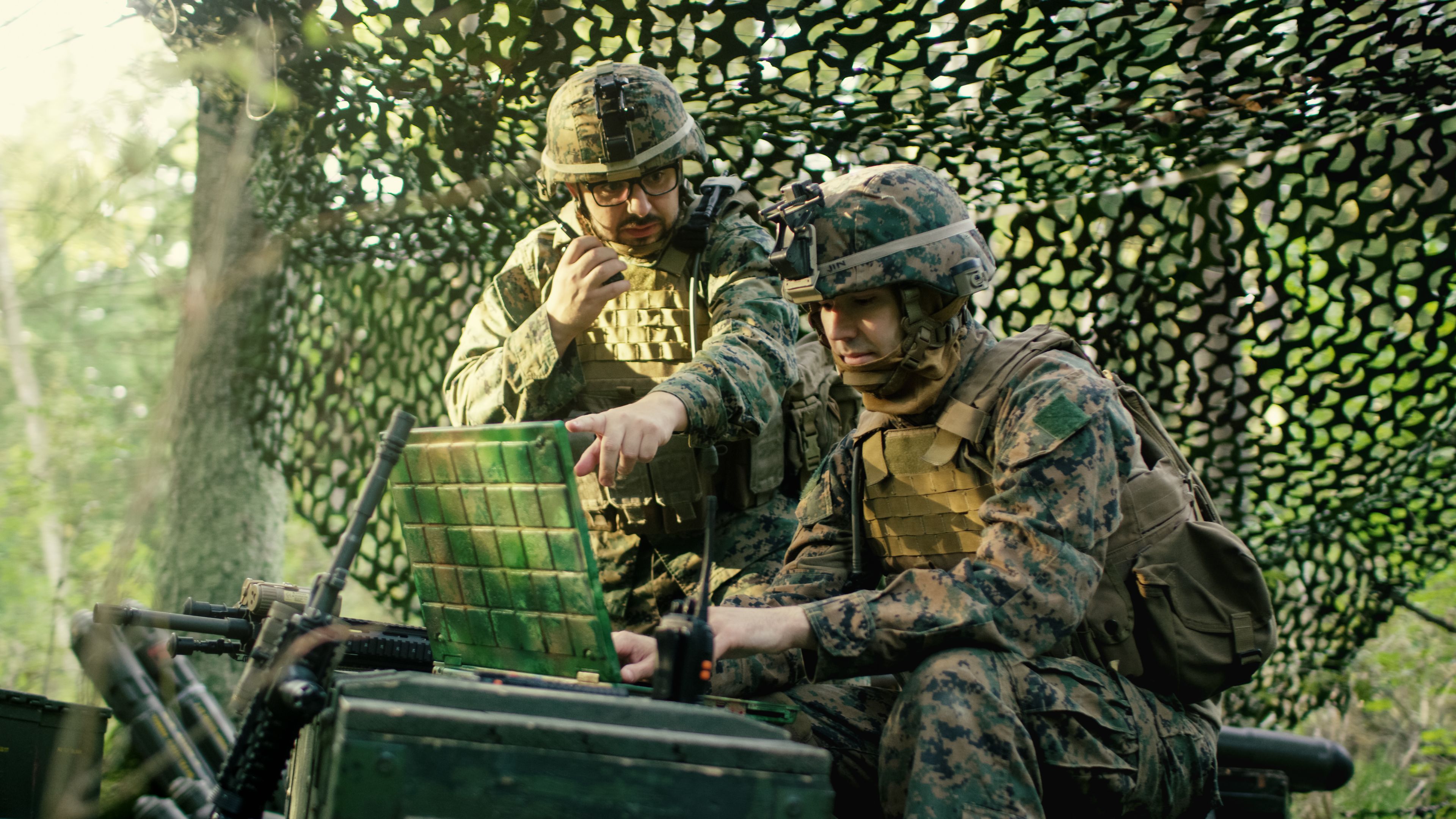 Ingeniero militar usando una radio