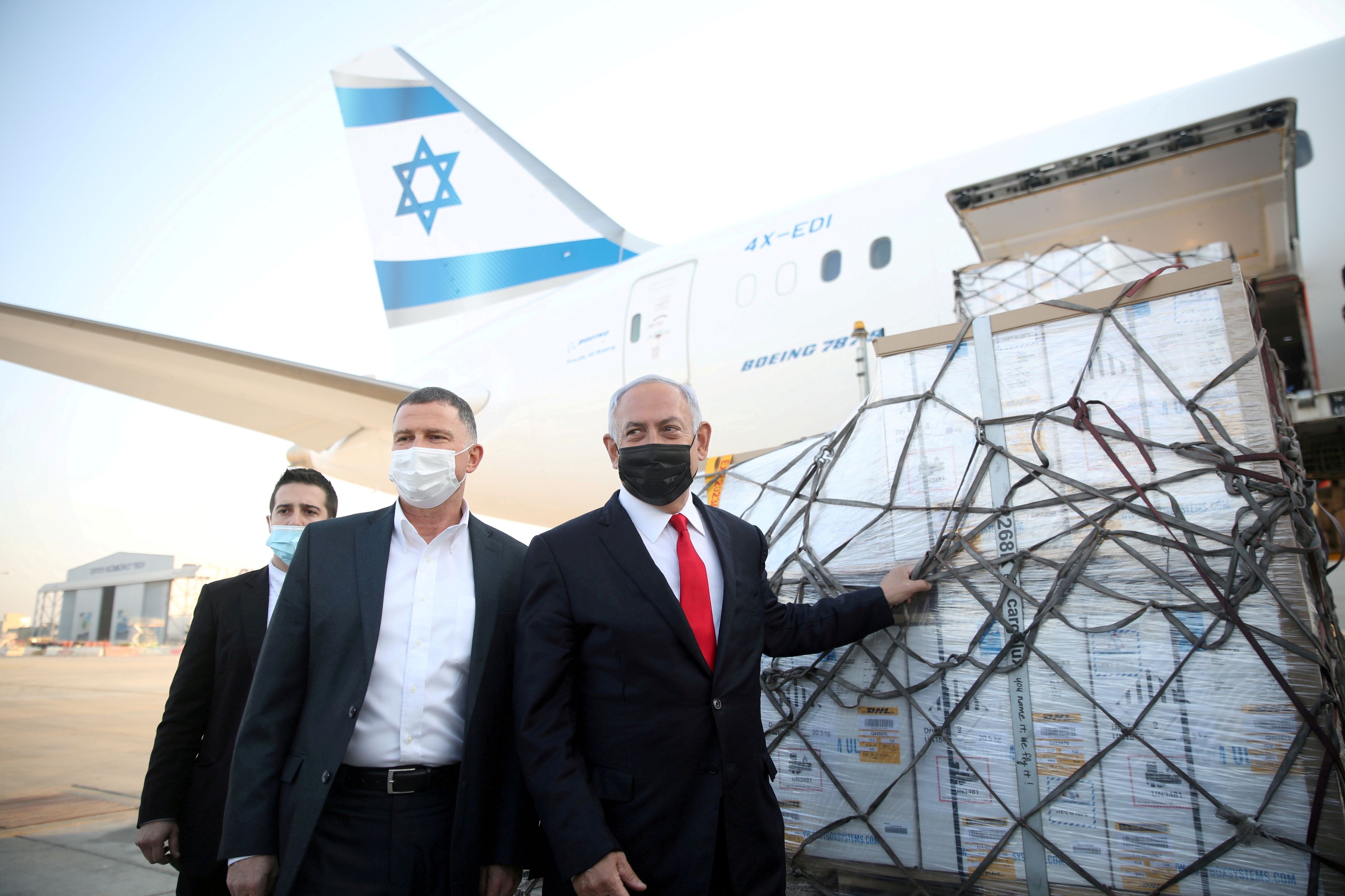El primer ministro de Israel, Benjamin Netanyahu, y el ministro de Sanidad, Yuli Edelstein, asisten a la llegada de un avión con un cargamento de vacunas de Pfizer-BioNTech.