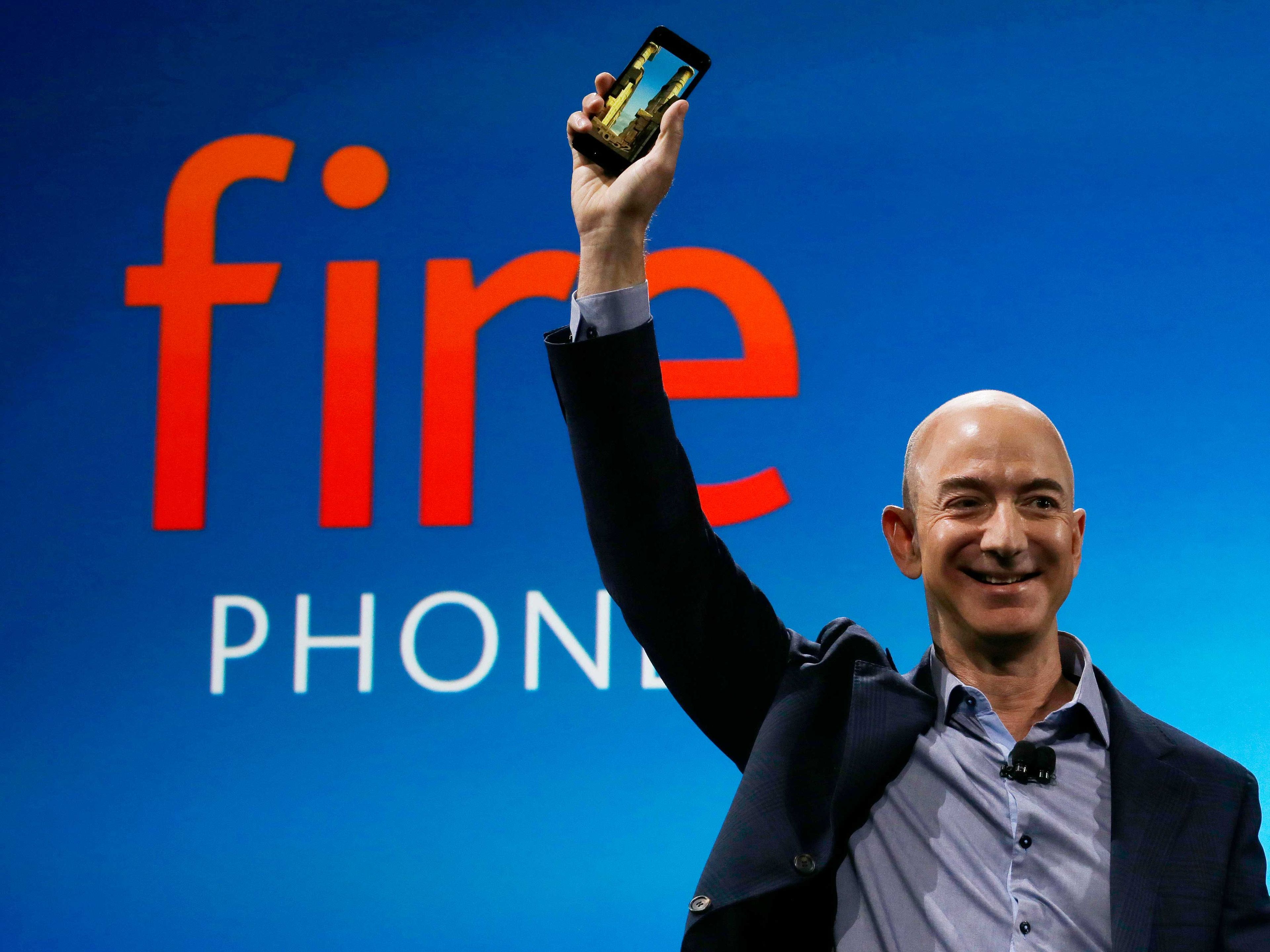Jeff Bezos, CEO de Amazon, anunciando el Amazon Fire Phone, que resultó ser un fracaso.