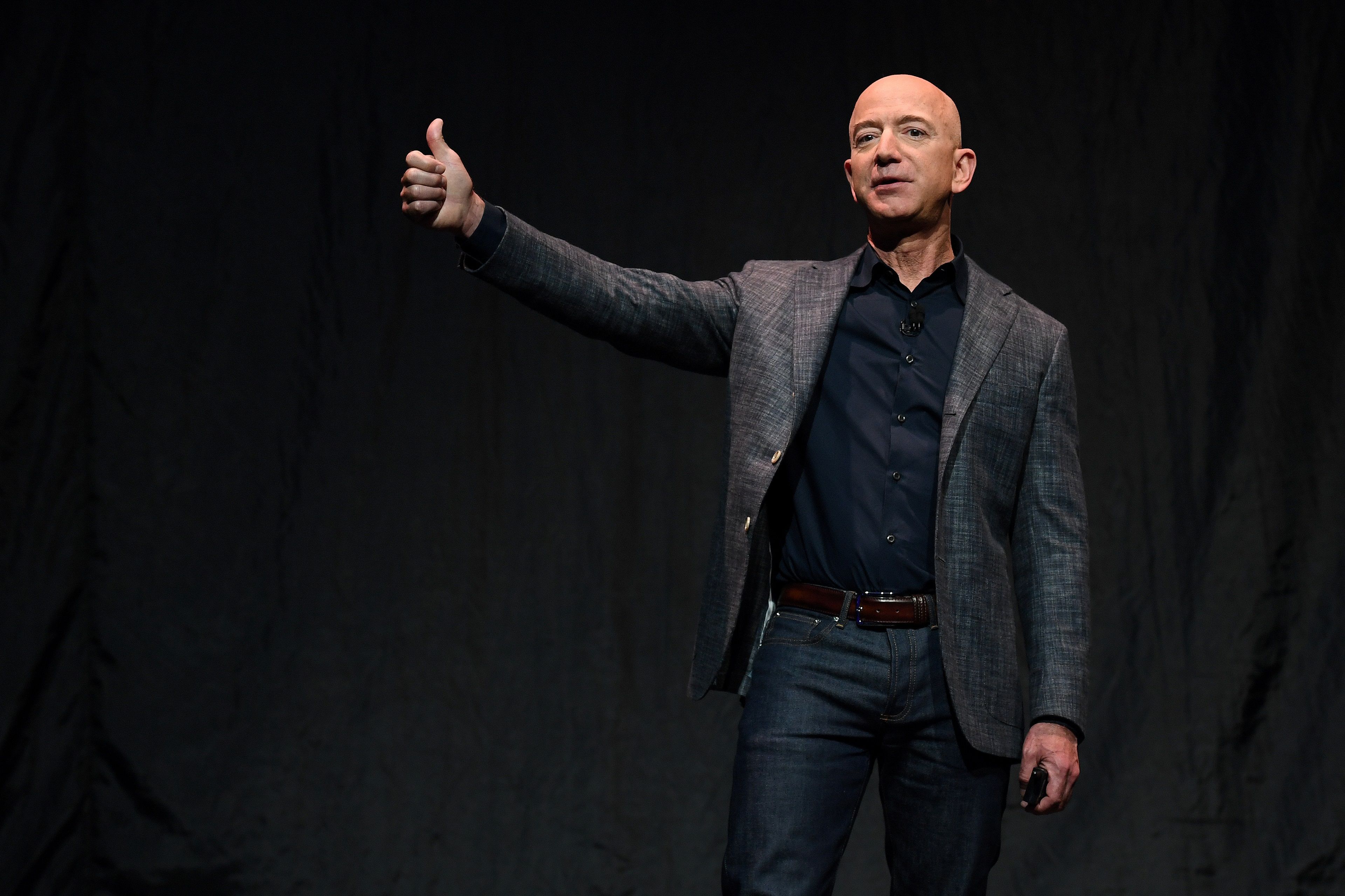 Jeff Bezos durante un evento de Blue Origin