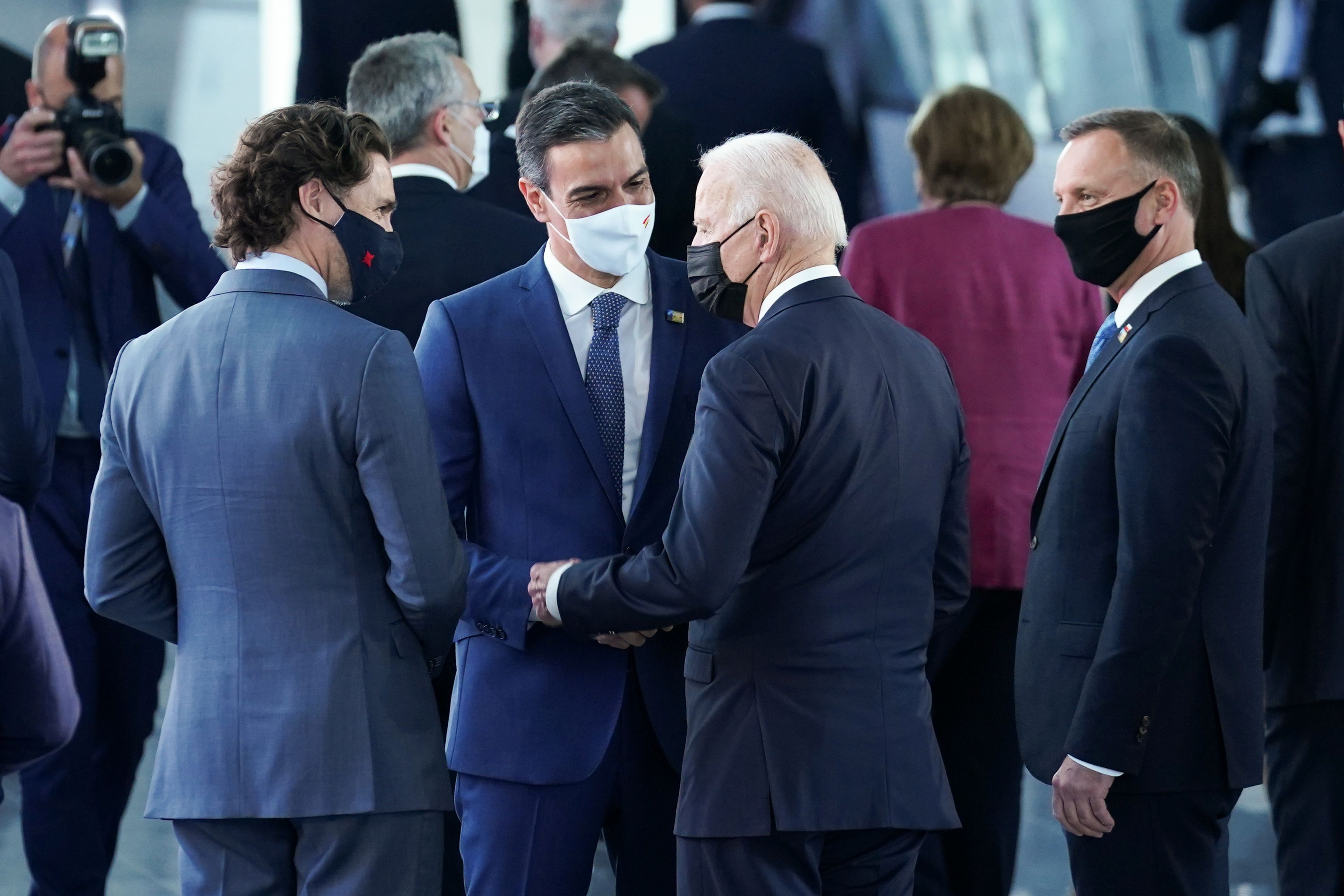 Pedro Sánchez, presidente del Gobierno, charla con Joe Biden y Justin Trudeau durante su breve encuentro en un pasillo durante el encuentro de la OTAN en Bruselas.
