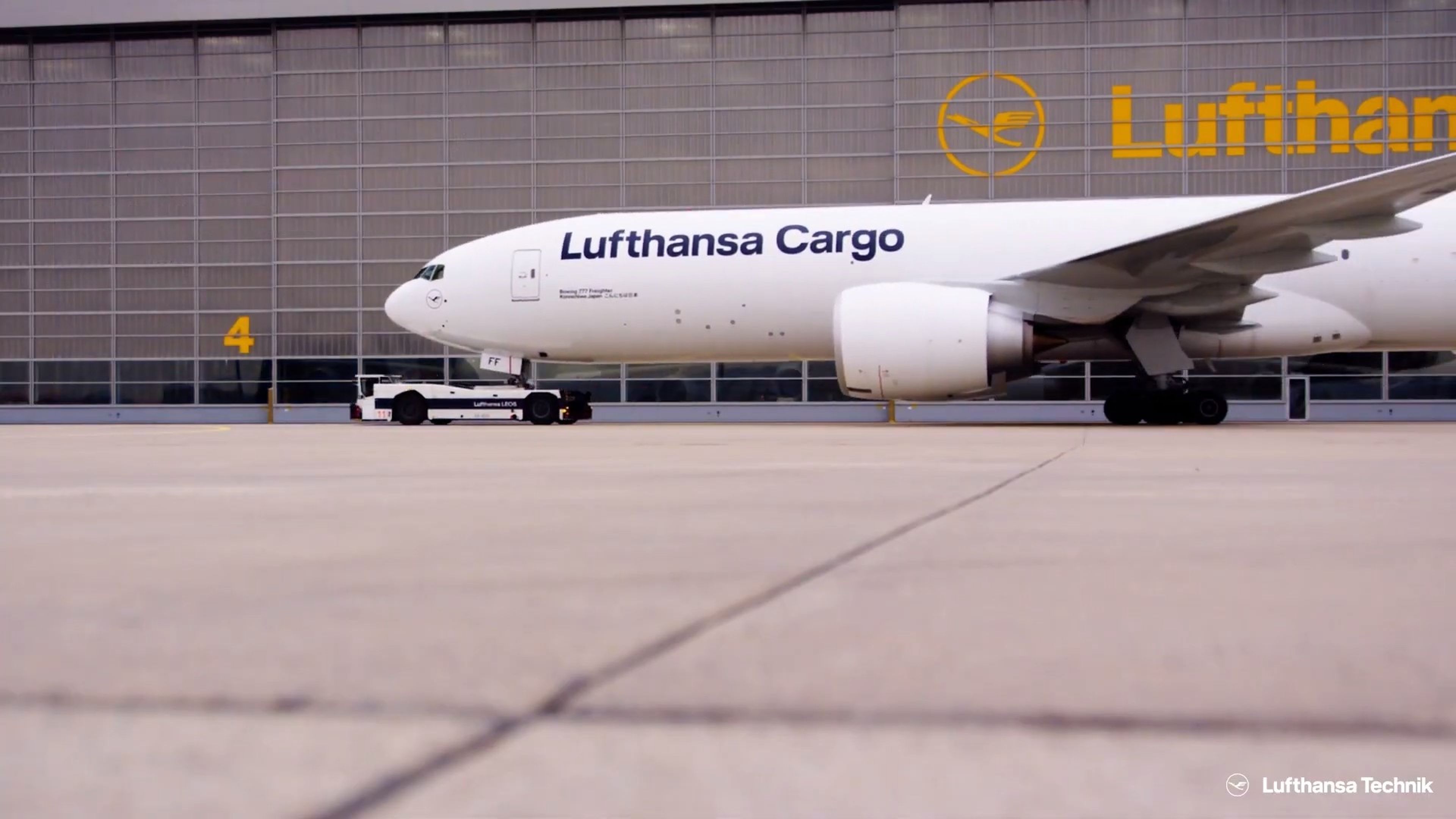 Lufthansa presenta Aeroshark, su recubrimiento 'escamado' para ahorrar combustible