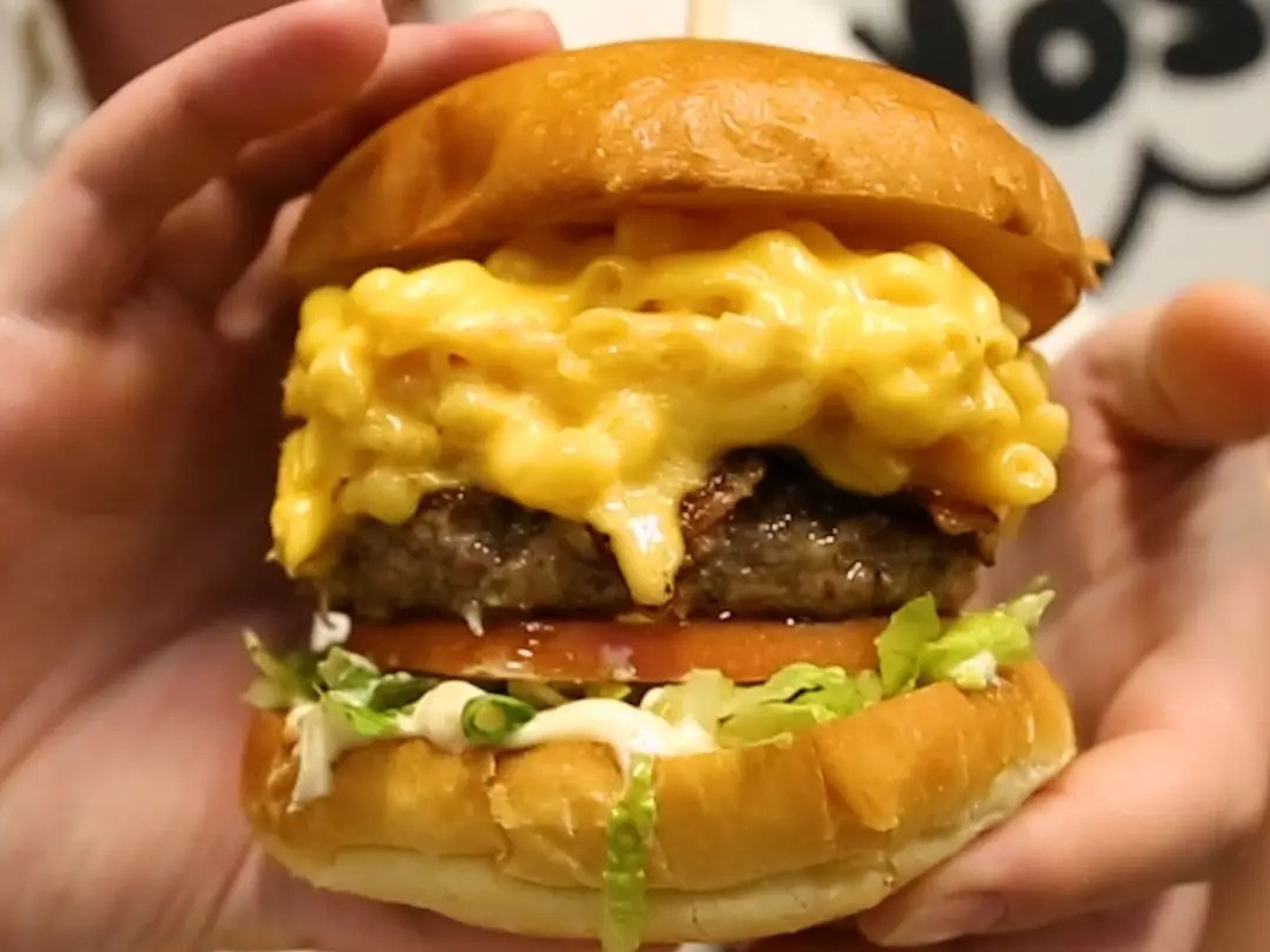 Una hamburguesa cubierta con macarrones con queso.