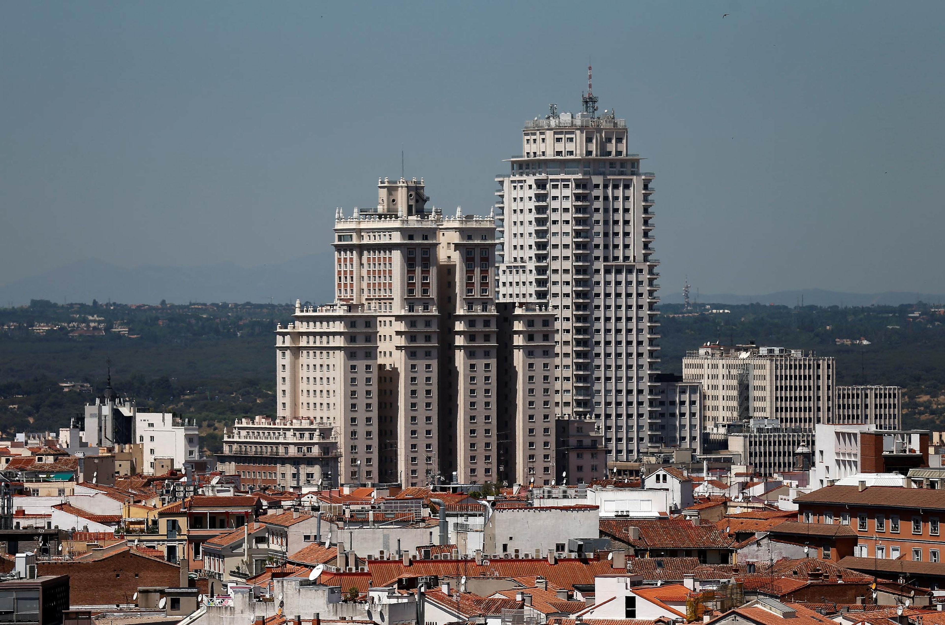 Vista general de la Torre de Madrid y el Edificio España, en Madrid, hace unos años.