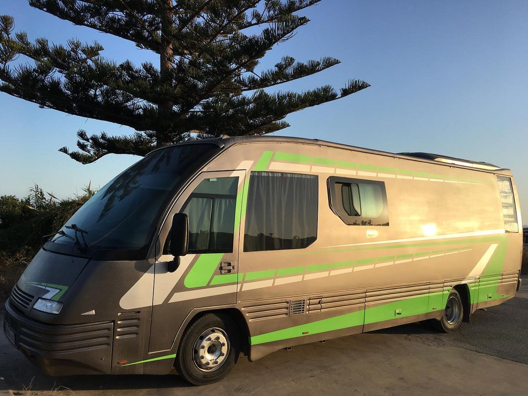 El motorista que camperiz un bus escolar te muestra c mo lo logr