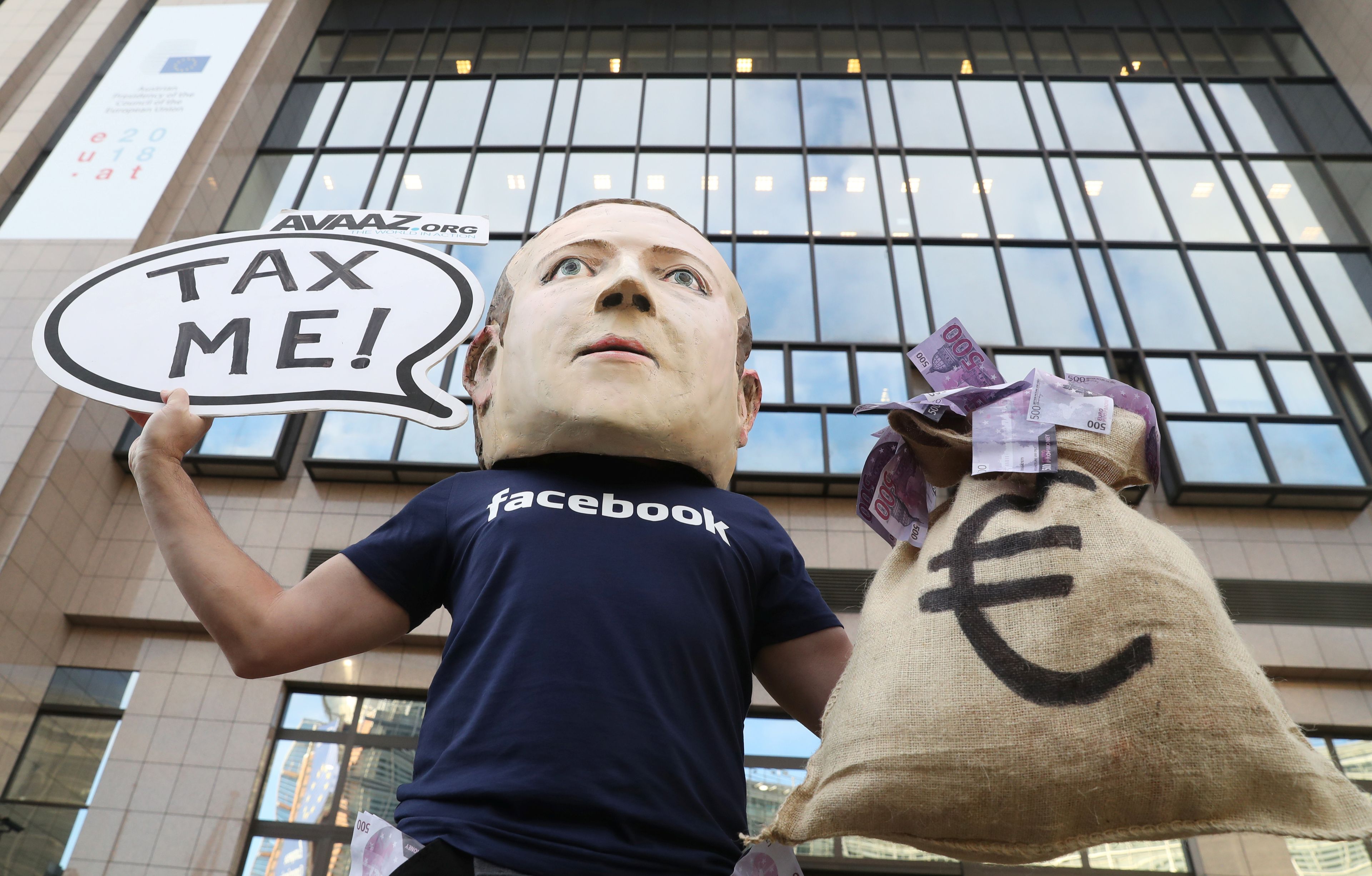 Un manifestante con una máscara que imita a Mark Zuckerberg durante una manifestación en Bruselas en 2018