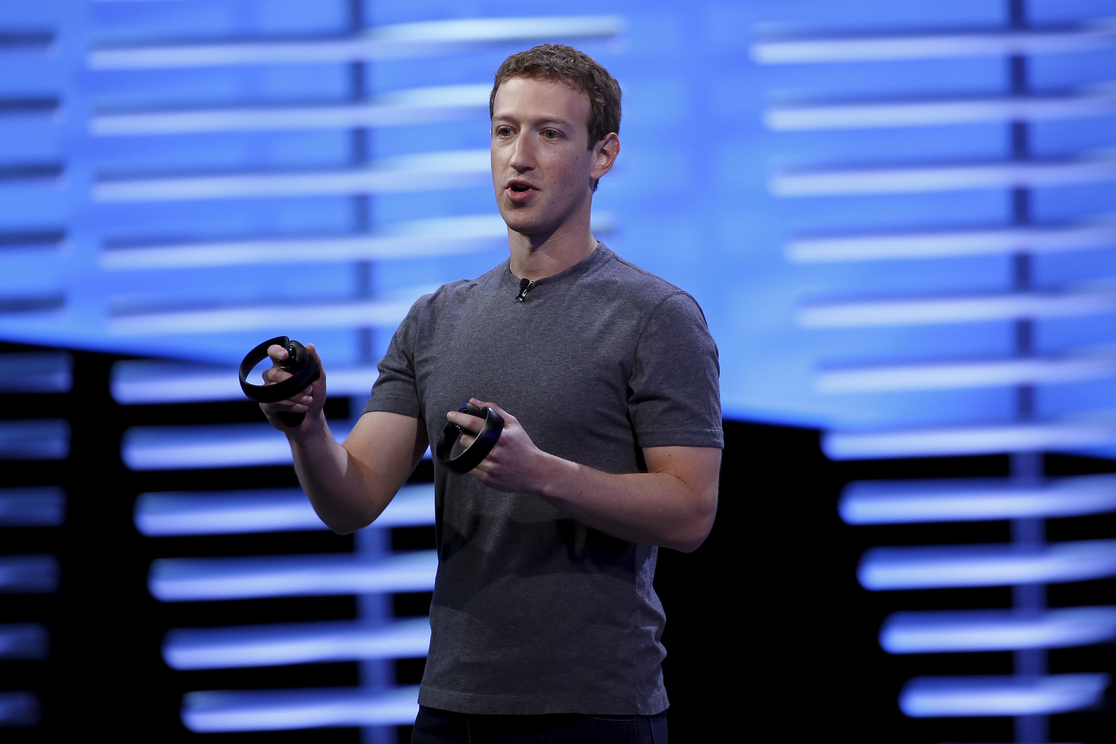 Mark Zuckerberg, consejero delegado de Facebook, con los controles de las Meta Quest.