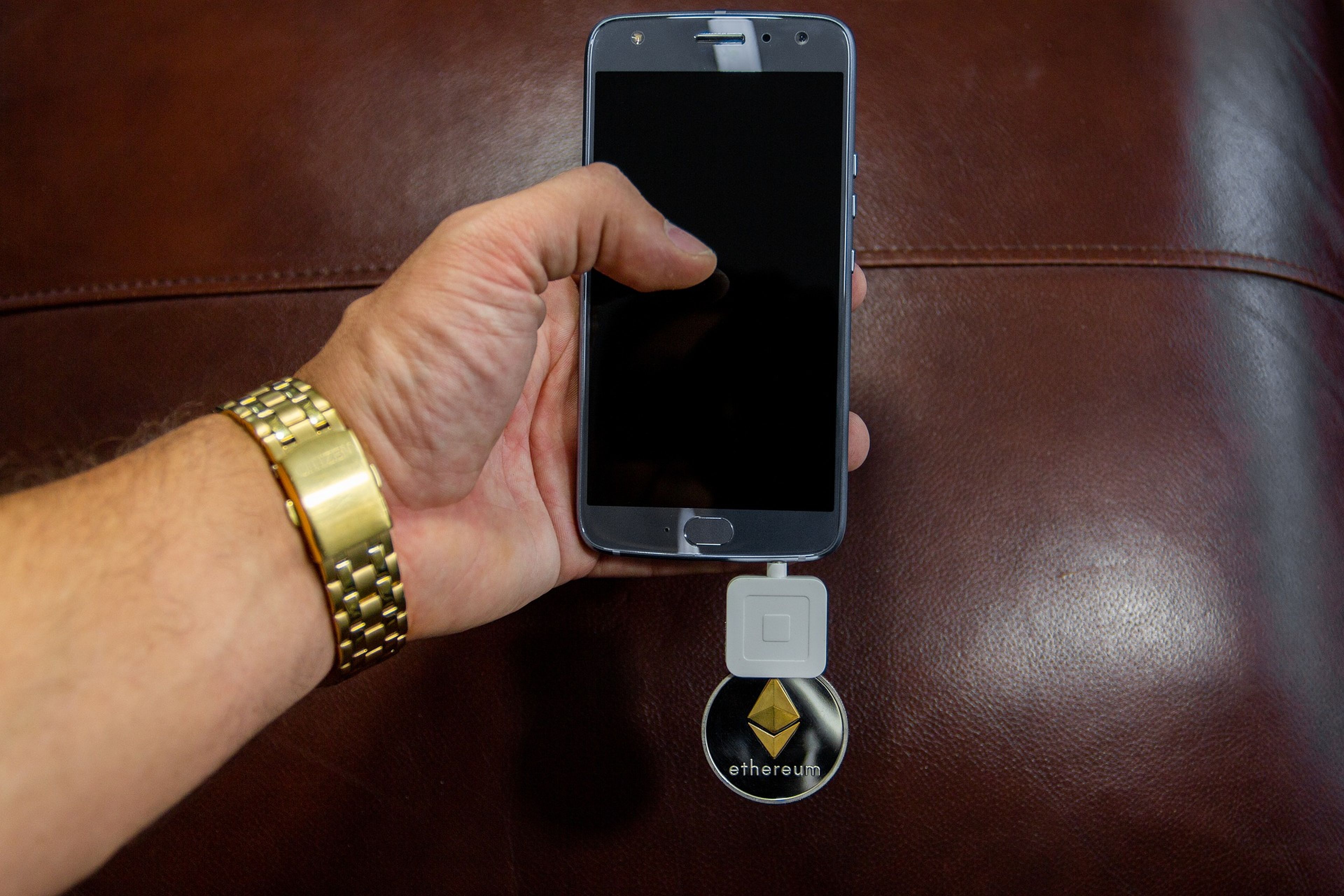Un móvil con una wallet de critpomonedas conectada.
