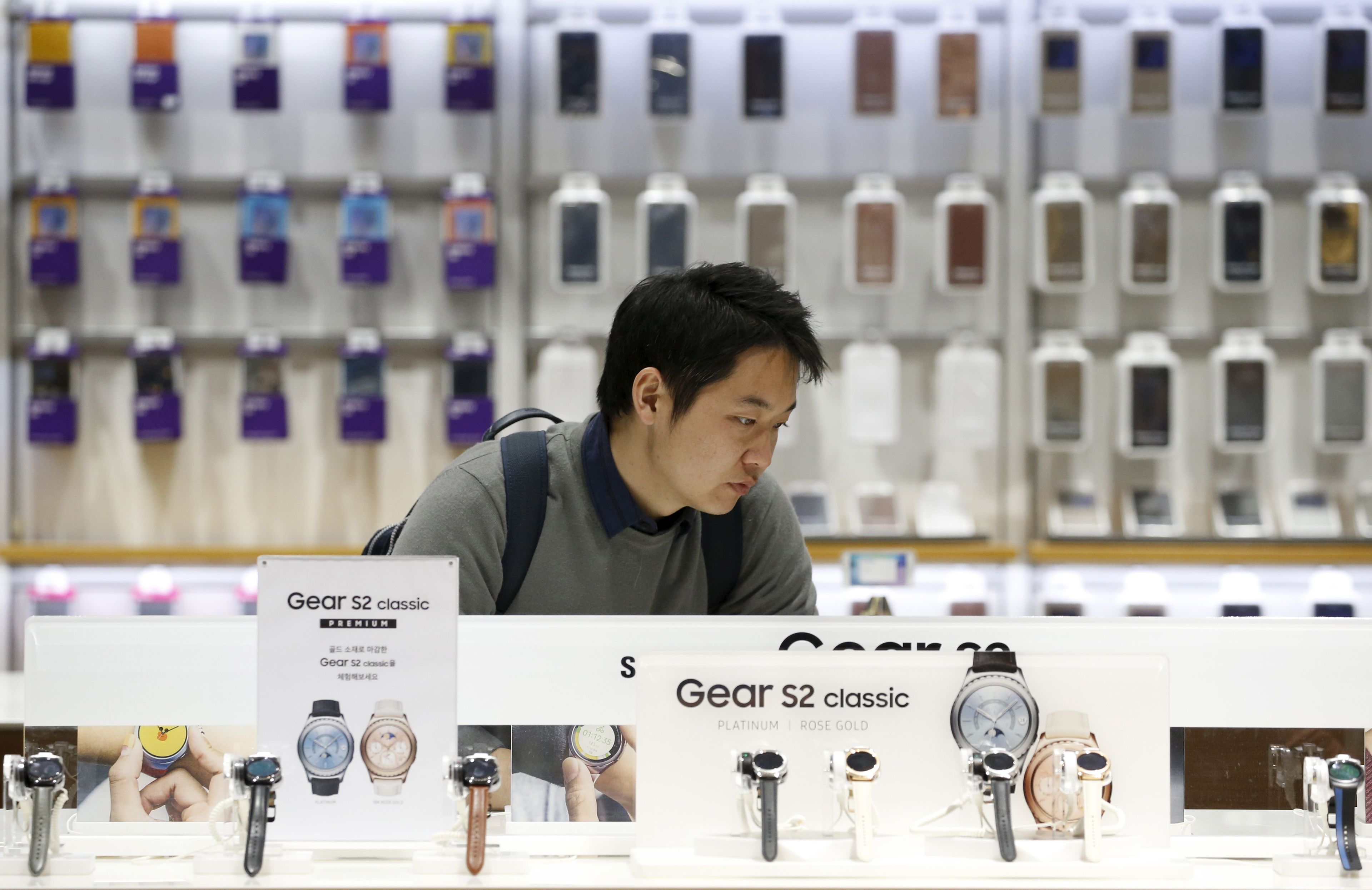 Móviles y relojes inteligentes en una tienda