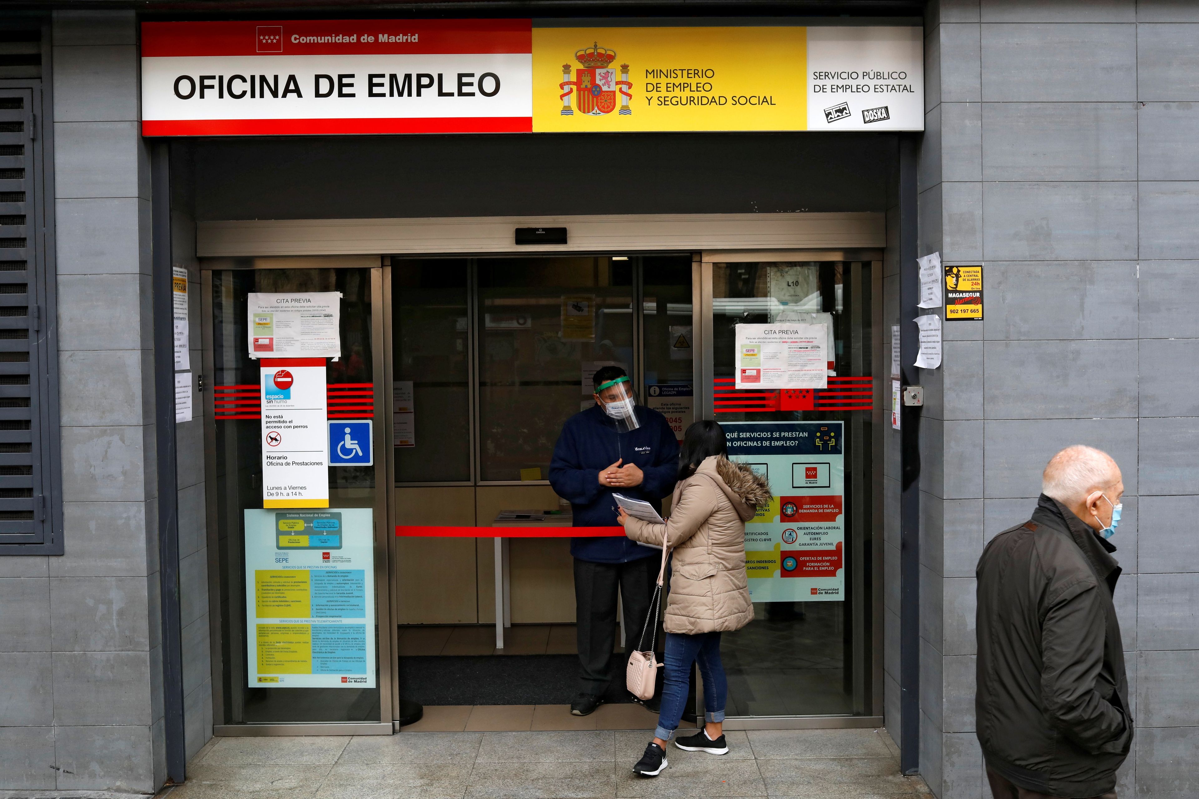 Una mujer delante de una Oficina de Empleo en Madrid.