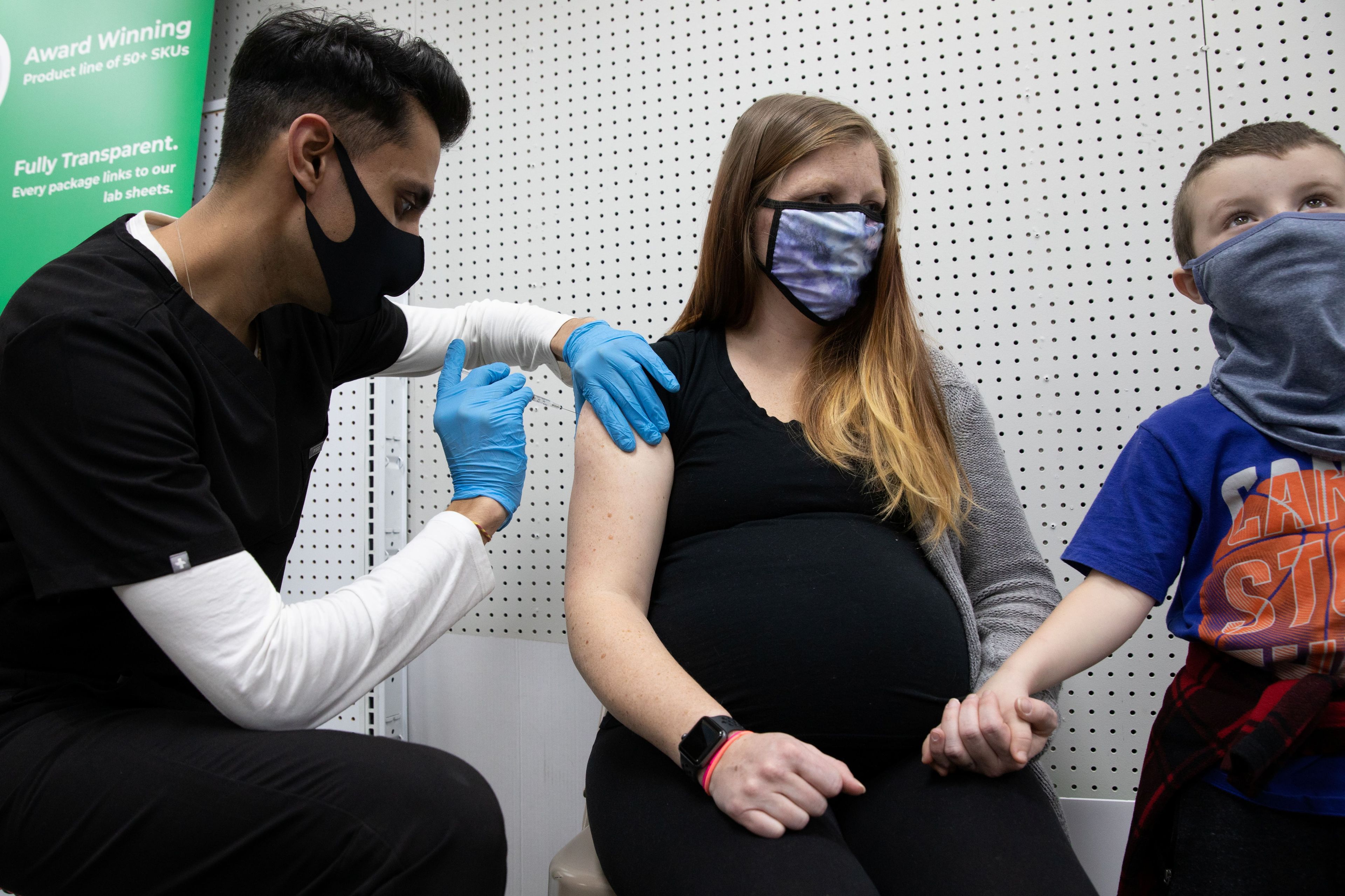 Una mujer embarazada recibe una vacuna contra el coronavirus