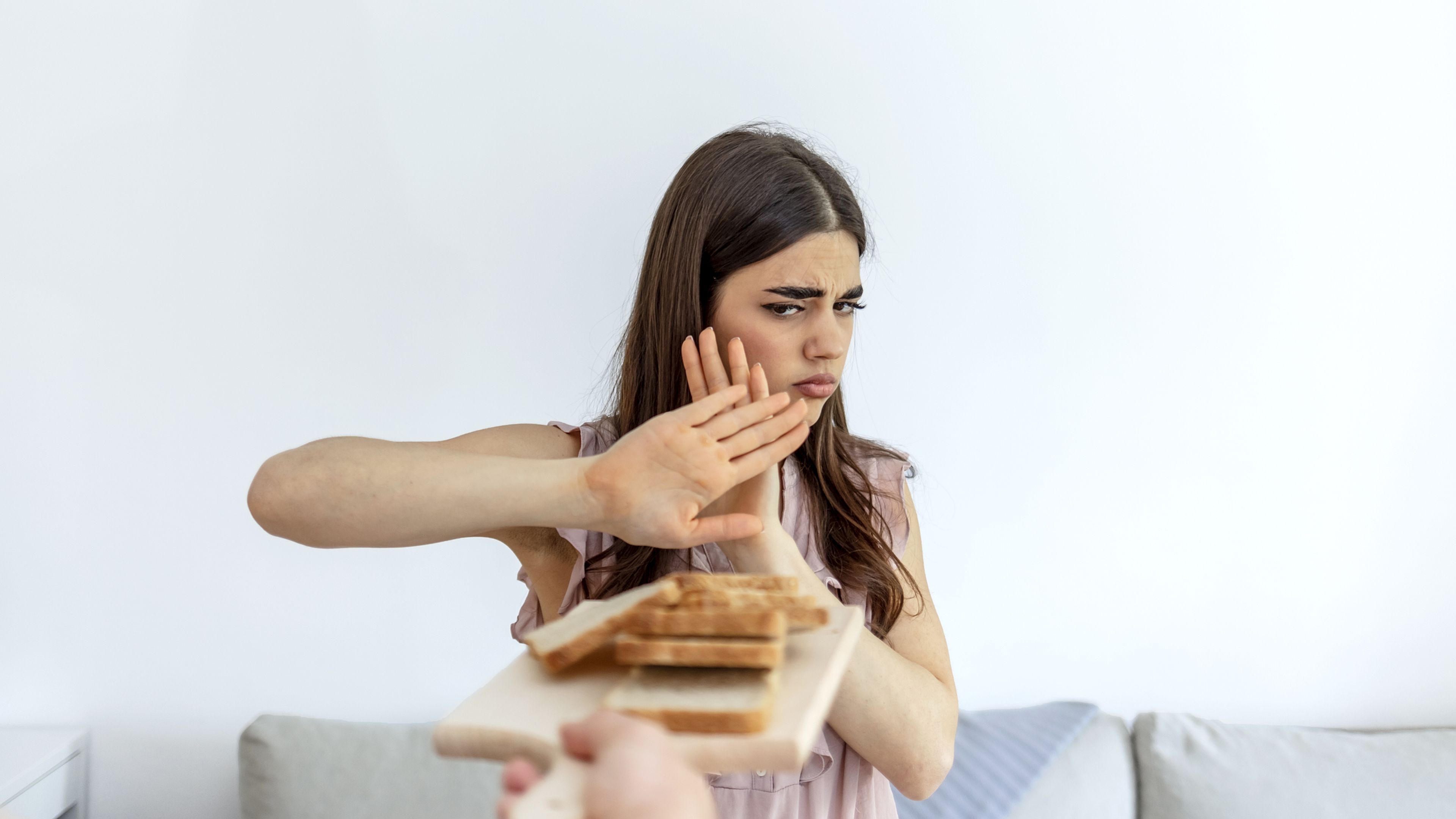 mujer se niega a consumir pan blanca