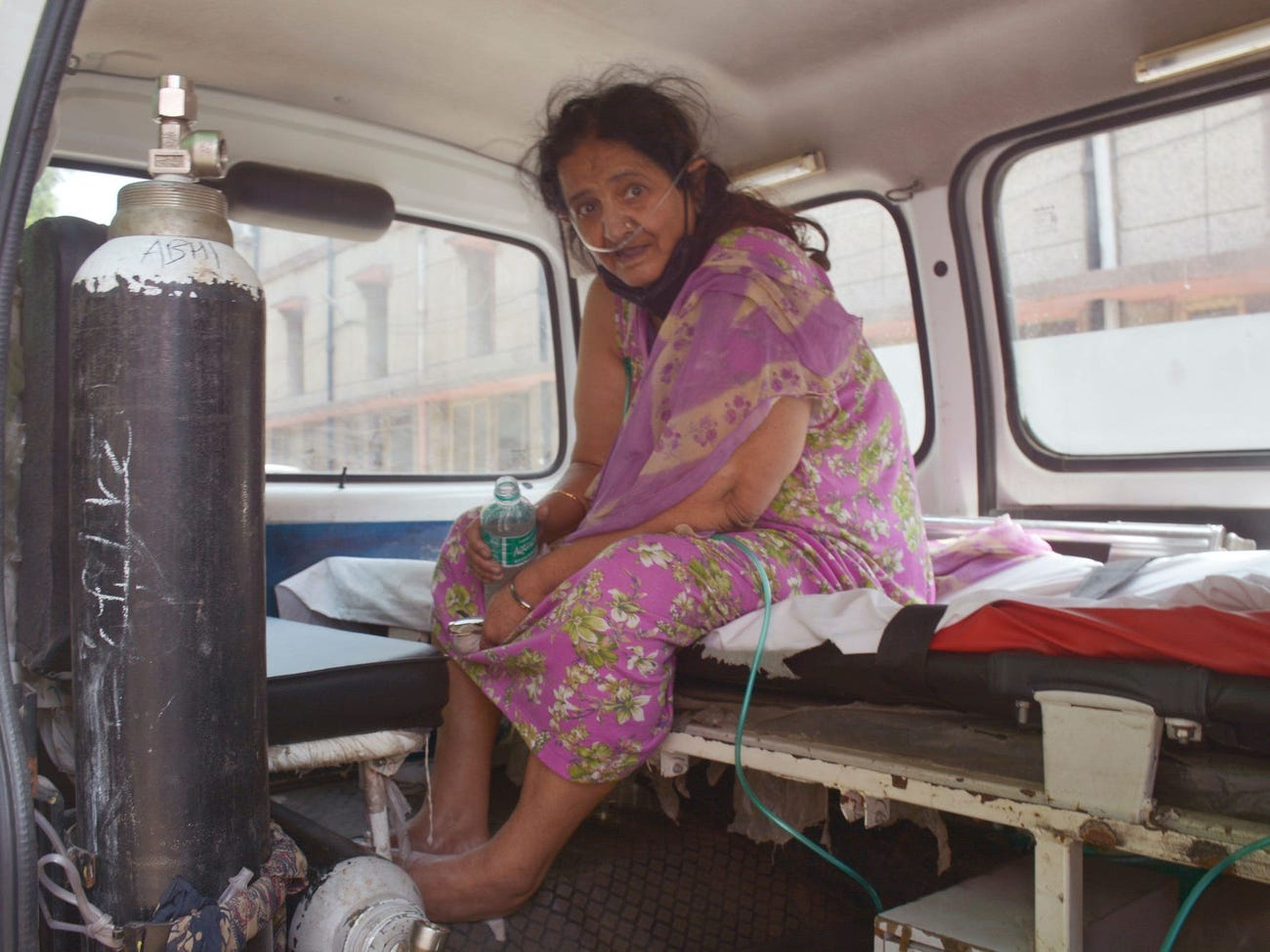 Una mujer recibe atención médica por COVID-19 en la India