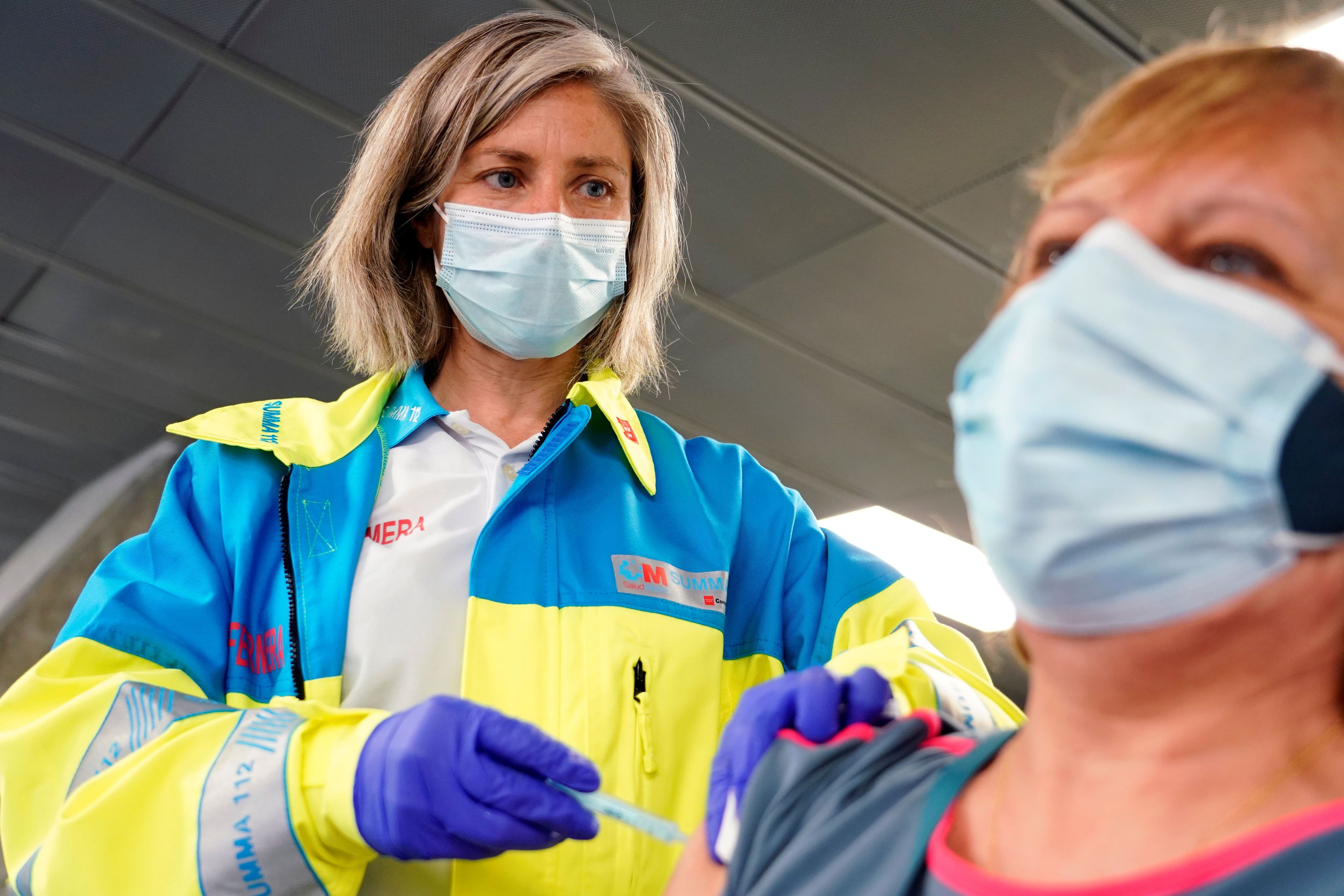 Una mujer recibiendo la vacuna contra el coronavirus en Madrid