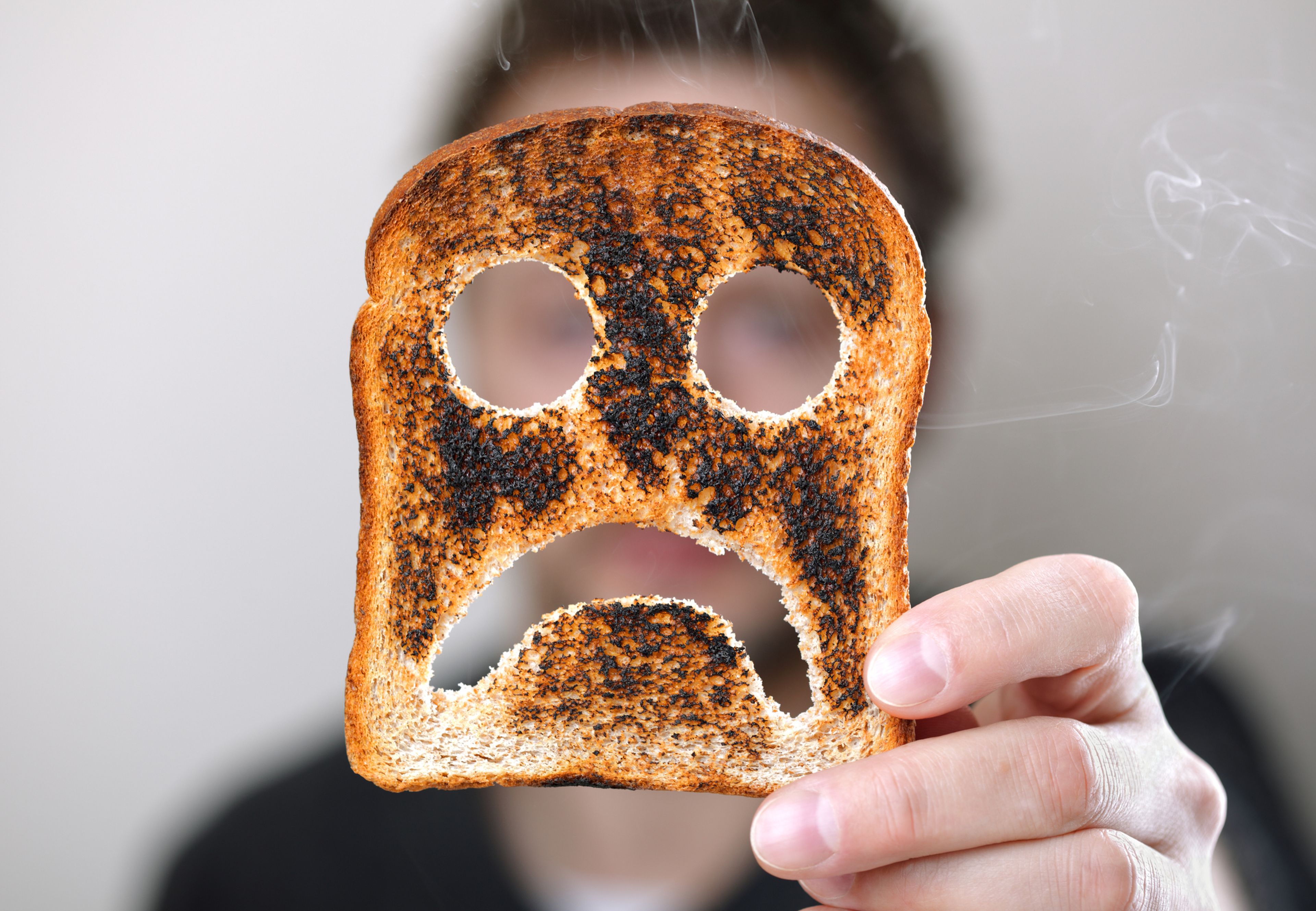 Por qué no deberías consumir comida quemada: los riesgos que esconde para tu salud