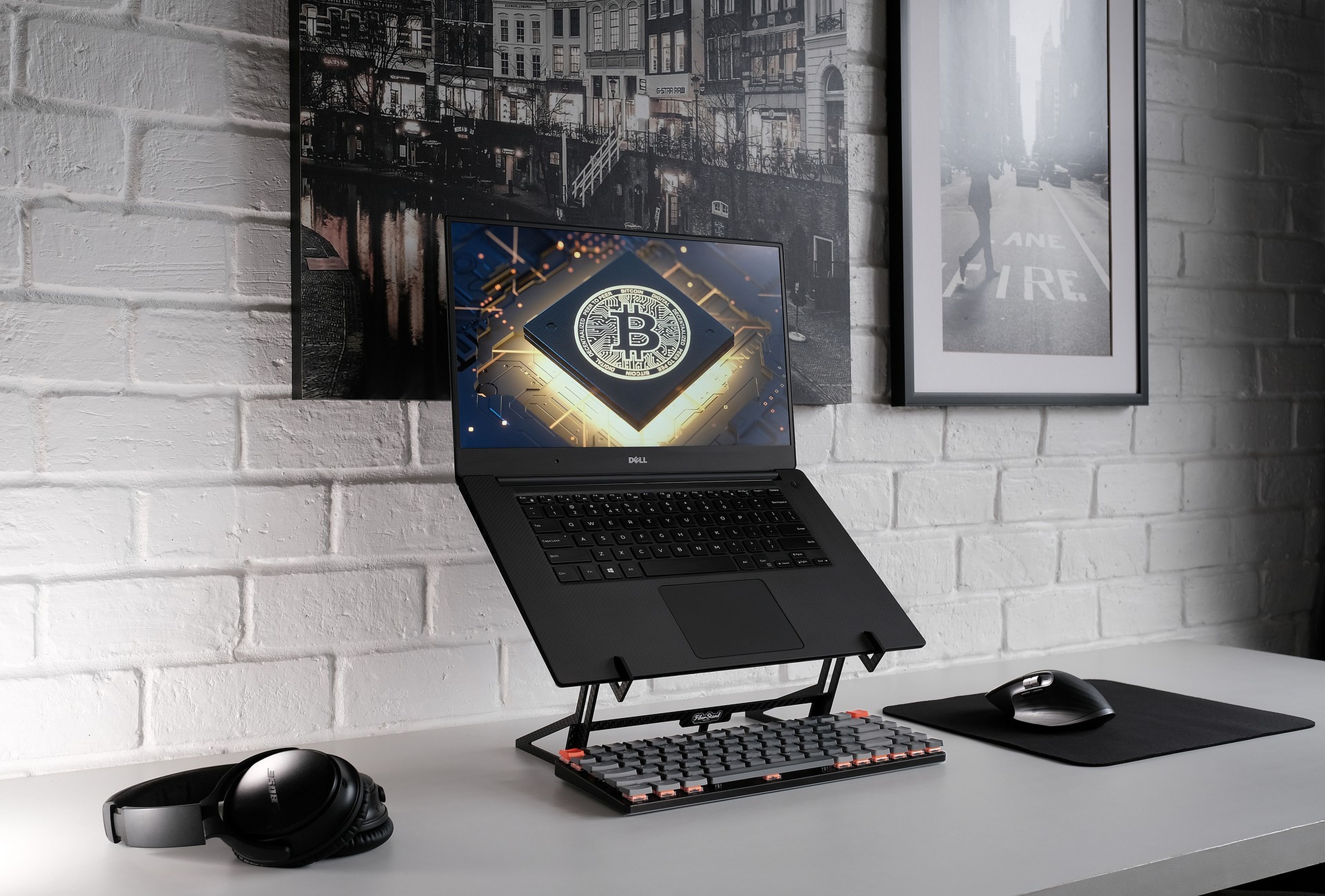 Un ordenador con el símbolo de bitcoin en la pantalla.