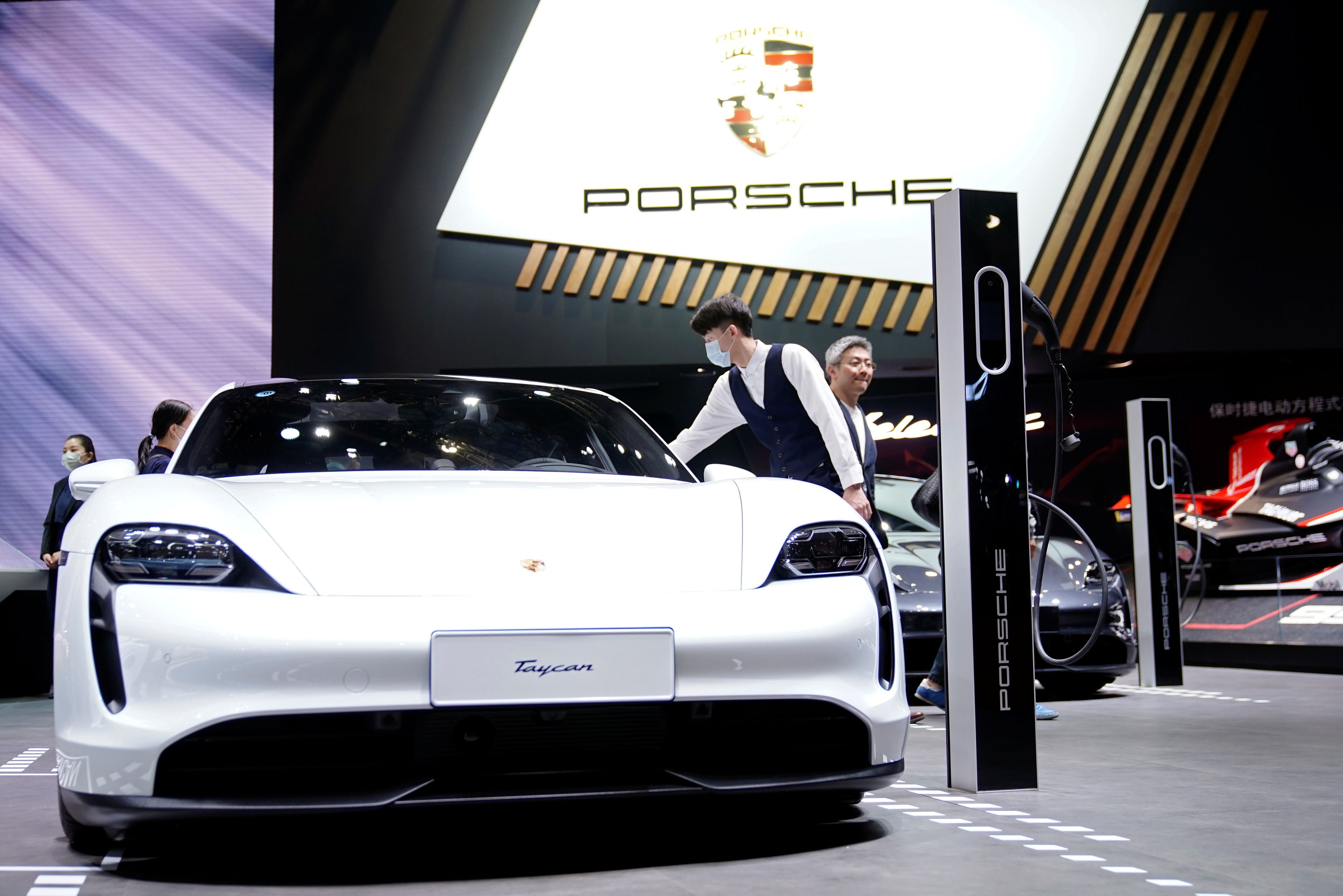 Un Porsche Taycan en el Auto Show de Shangai (China)