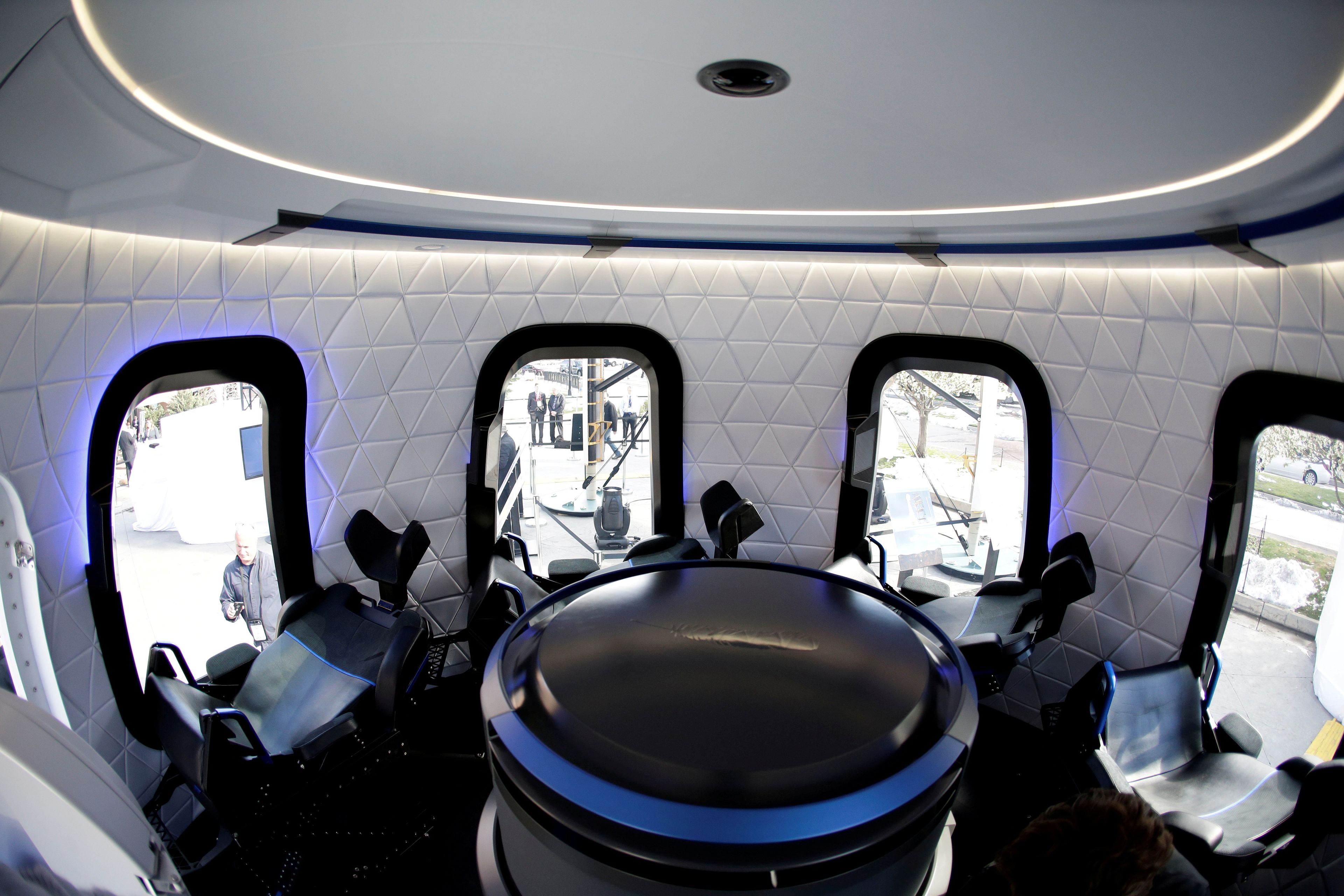 Vista interior de la maqueta de la cápsula de la tripulación de Blue Origin.