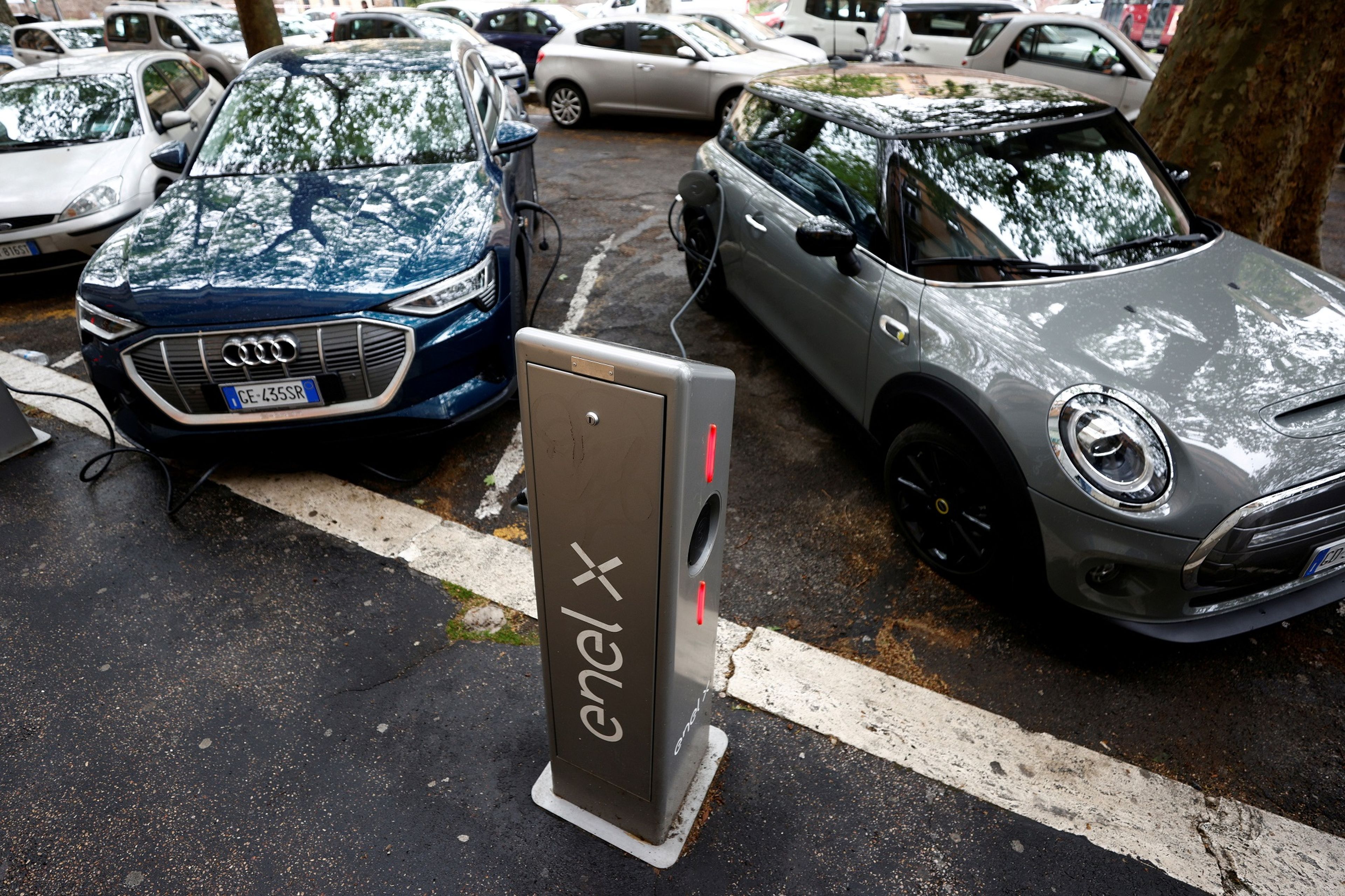 Un punto de recarga de vehículos eléctricos en Roma (Italia)