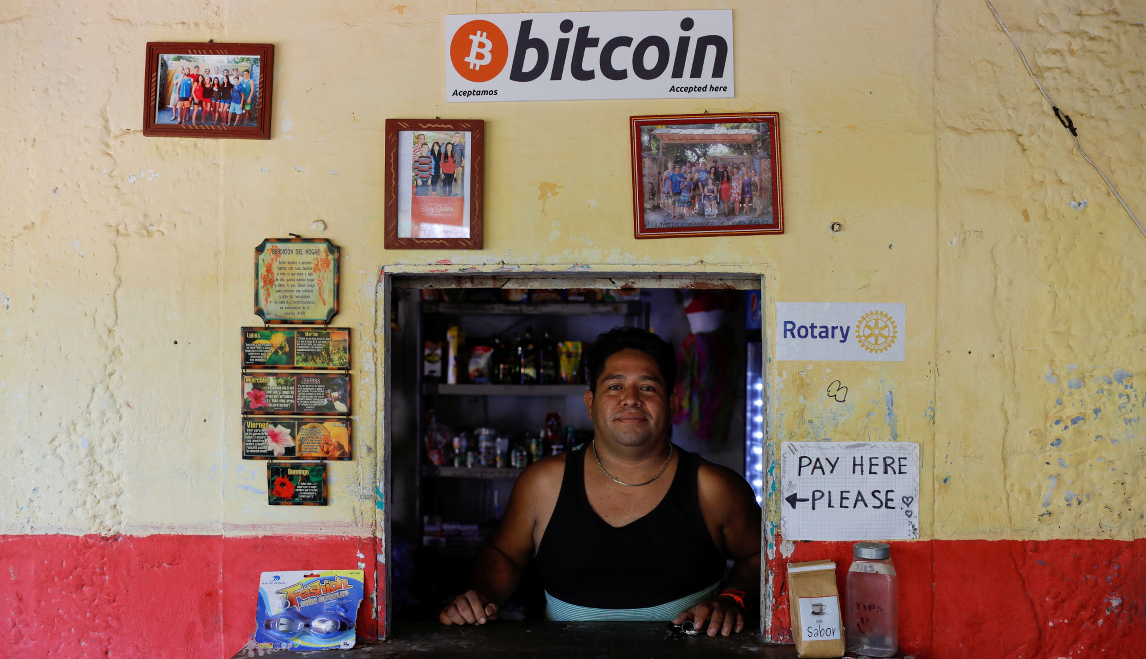 Un salvadoreño atiende el mostrador de una tienda que acepta bitcoin en Chiltiupan (El Salvador)