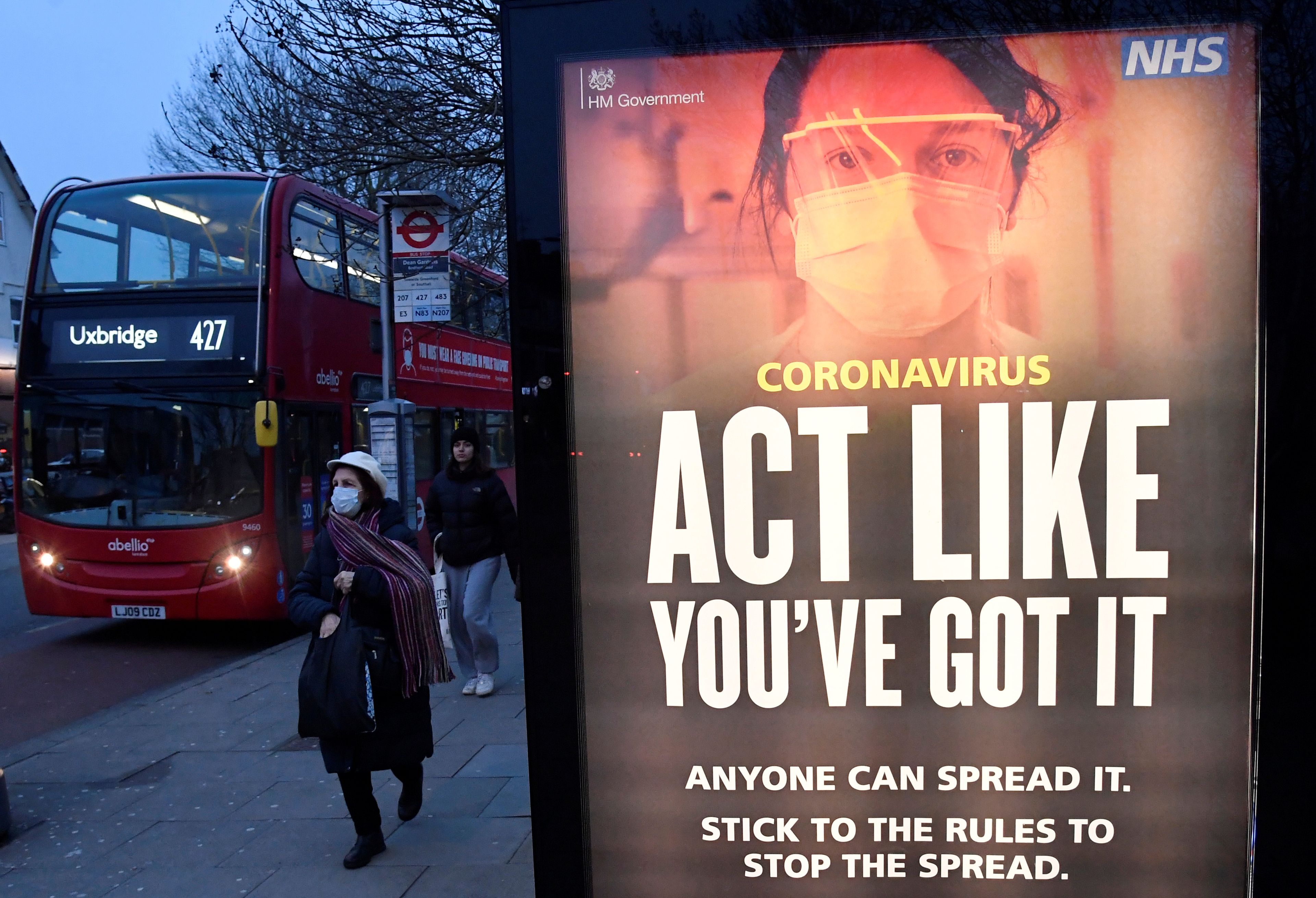 Mensaje informativo de prevención contra el coronavirus en Londres, Reino Unido.