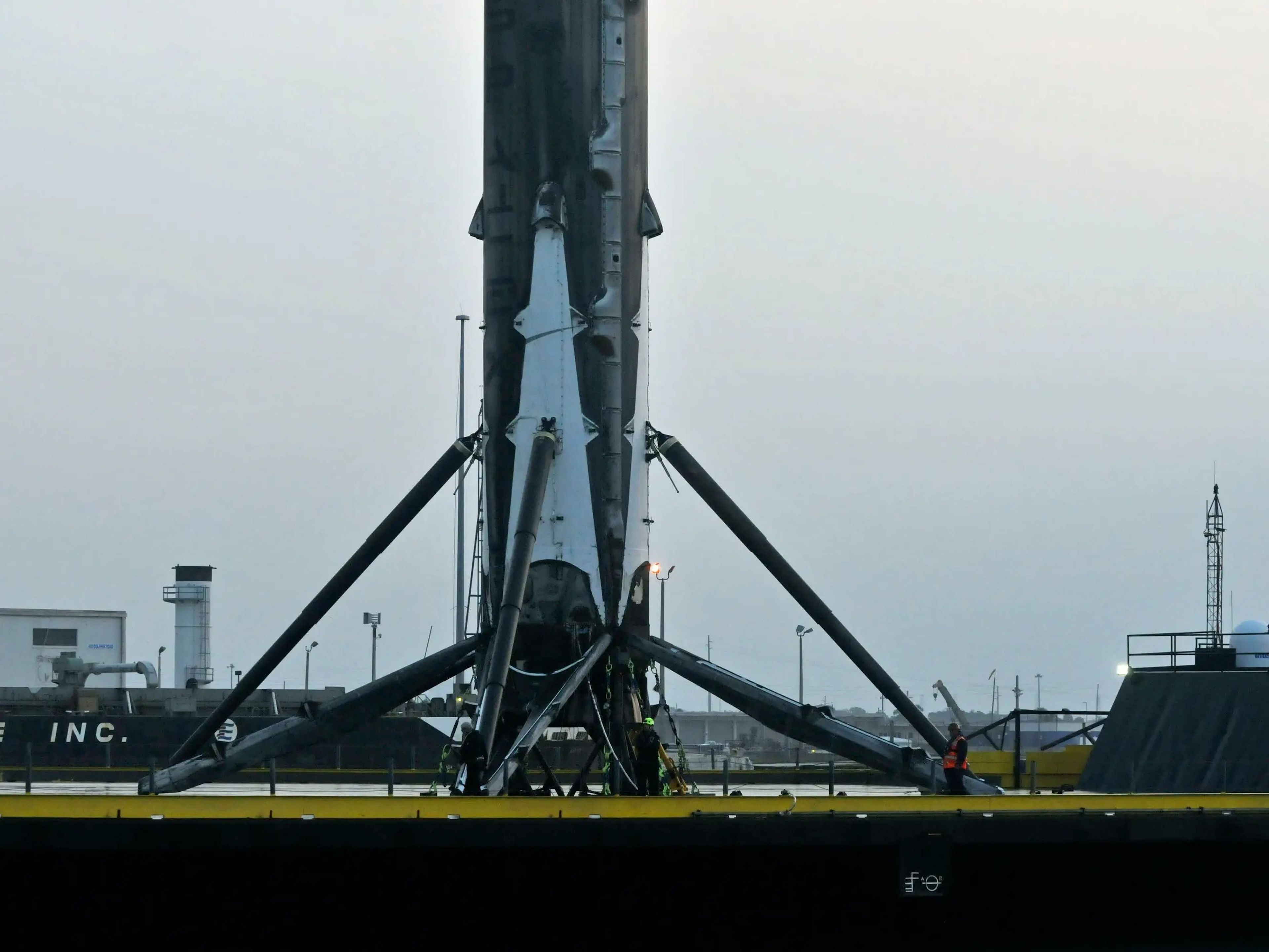 El Falcon 9 de Space X a bordo de su plataforma de aterrizaje.